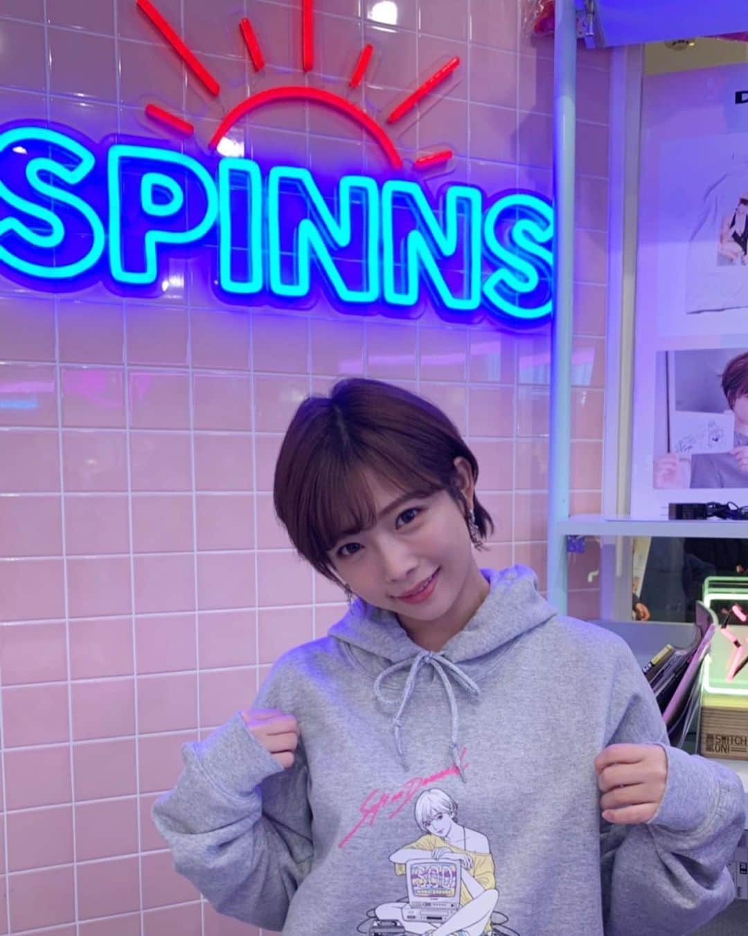 紗倉まなさんのインスタグラム写真 - (紗倉まなInstagram)「【SPINNS×SOD】﻿ ﻿ 女子限定イベントin渋谷109、﻿ 終了〜〜〜！！！﻿ ﻿ びっくりするくらいたくさんの方に来ていただけて本当に本当に嬉しかったです...！！！(早速コラボグッズを着てくださっている方もいてほっこりしました...☺️💕)﻿ ﻿ ﻿ AVのリリースイベントは年齢制限があるし、どうしてもアダルト要素が強くて気が引けてしまう...。男性比率が高いだろうし参加しにくい...。どういう感じなのかも分からなくて怖い...。﻿ そんな風に思っていらっしゃった方にも、気楽に参加していただけるようなイベントをやりたい...！機会を設けたい...！！と前々から思っていました🙇‍♀️﻿ ﻿ 今回、こういったティーン向けアパレルブランドとのコラボという形で、そして渋谷109という誰もが知ってるオープンな場所でイベントを実現できたのは、本当にとても嬉しかったです。﻿ ﻿ ﻿ それにしてもみんな可愛くて愛しくて尊くて堪らなかった...😢😢😢幸せでした...。。。﻿ ﻿ ﻿ また機会があればこういうイベントやりたいな...👩‍❤️‍💋‍👩﻿ ﻿ ﻿ お越しいただいた皆様、SPINNS、SODのスタッフの皆様。ありがとうございました！！！﻿ ﻿ ﻿ #SPINNS﻿ #softondemand﻿ #コラボイベント #event﻿ #女子限定」12月1日 21時12分 - sakuramanateee