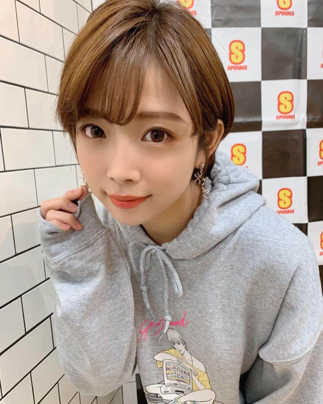 紗倉まなさんのインスタグラム写真 - (紗倉まなInstagram)「【SPINNS×SOD】﻿ ﻿ 女子限定イベントin渋谷109、﻿ 終了〜〜〜！！！﻿ ﻿ びっくりするくらいたくさんの方に来ていただけて本当に本当に嬉しかったです...！！！(早速コラボグッズを着てくださっている方もいてほっこりしました...☺️💕)﻿ ﻿ ﻿ AVのリリースイベントは年齢制限があるし、どうしてもアダルト要素が強くて気が引けてしまう...。男性比率が高いだろうし参加しにくい...。どういう感じなのかも分からなくて怖い...。﻿ そんな風に思っていらっしゃった方にも、気楽に参加していただけるようなイベントをやりたい...！機会を設けたい...！！と前々から思っていました🙇‍♀️﻿ ﻿ 今回、こういったティーン向けアパレルブランドとのコラボという形で、そして渋谷109という誰もが知ってるオープンな場所でイベントを実現できたのは、本当にとても嬉しかったです。﻿ ﻿ ﻿ それにしてもみんな可愛くて愛しくて尊くて堪らなかった...😢😢😢幸せでした...。。。﻿ ﻿ ﻿ また機会があればこういうイベントやりたいな...👩‍❤️‍💋‍👩﻿ ﻿ ﻿ お越しいただいた皆様、SPINNS、SODのスタッフの皆様。ありがとうございました！！！﻿ ﻿ ﻿ #SPINNS﻿ #softondemand﻿ #コラボイベント #event﻿ #女子限定」12月1日 21時12分 - sakuramanateee