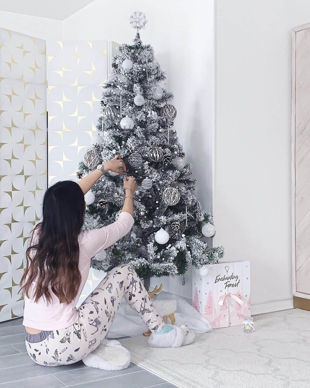 sananasのインスタグラム：「Welcome December ! Please be good 🙏🏻🌟Bon dimanche à tous ! Comment ça va aujourd’hui ? De notre côté, c’était sapin ce matin et canapé 🛋 cet après midi 😆Vous avez prévu quoi vous ? J’ai posté une nouvelle vidéo ce matin ! J’ouvre TOUTES les cases de plusieurs calendriers de l’Avent ! Go sur ma chaîne, lien dans la bio 😘 #ChristmasTree #WhiteTree #DecemberVibes」