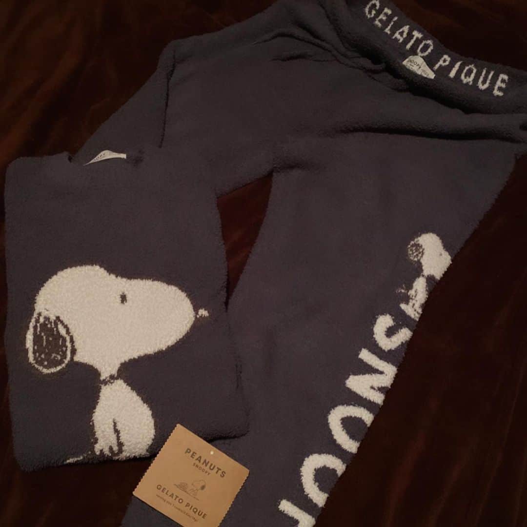 のインスタグラム：「thanks♡ @gelatopique_official 「GELATO PIQUE meets PEANUTS」 Let’s take a break by eating cookies! #gelatopique #ジェラピケ  #roomwear  #ルームウェア #部屋着　 #ジャガード　#カーディガン  #パジャマ　#パジャマパーティー  #フワモコ　#ふわもこ部  #モコモコ #もこもこ #PEANUTS #SNOOPY #snoopymania  #snoopygrams #コラボ　#限定 #スヌーピー #スヌーピーコーデ  #スヌーピー大好き #ピーナッツ #スヌーピー好きと繋がりたい  #モデル #ファッションモデル  #撮影モデル　#メンズモデル  #お洒落さんと繋がりたい  #インフルエンサー」
