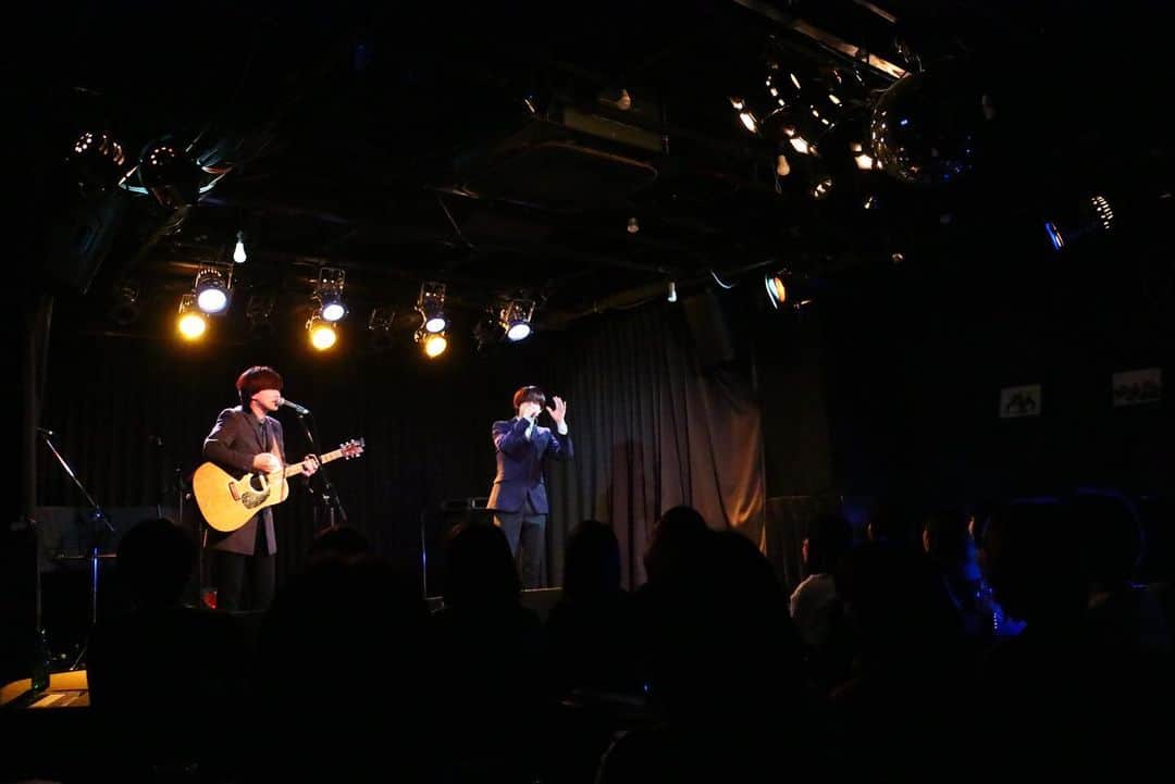 Qyoto【公式】のインスタグラム：「出張Qyotoが神戸に出張🎤🎸 ＊ CASHBOXありがとうございました！ 初めてのライブハウスでのイベントにドキドキでしたが、手拍子や声援本当にありがとうございました！！ ＊ ＊ ＊ #Qyoto #musician #band #kyoto #京都 #出張Qyoto #kobe #神戸 #CASHBOX #その姿漫才師のごとし #HoneyLDays さん #アダチケンゴ さん #松田栄作 さん #ありがとうございました」