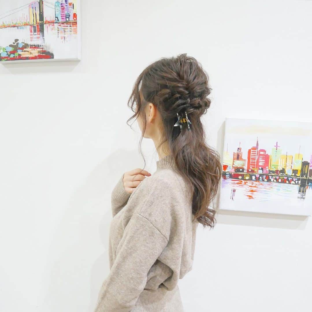minsayuさんのインスタグラム写真 - (minsayuInstagram)「* 現在オズモールのヘアサロンが 様々なブランドとのコラボを1年間実施しています🥺 今回はステラハリウッドさんのヘアアクセサリーを使ったアレンジをRADGINZAにて体験させて頂きました☺️✨ ヘアアレンジが全く出来ないわしでも可愛いくなれてる後ろ姿…菱川師宣！！笑 デートや女子会前にぴったり✨ 髪が可愛いと心に余裕が生まれるな🤣🙏 嬉しいお土産のヘアアクセサリーは小ぶりでセルフアレンジにも使い易いです⭐️💓 このお土産付きプランは11/28～オズモールで予約できます☺️ 大切な日、写真を撮りたい日、気分を上げたい日に是非🥰✨ #オズモールビューティコラボ #RADGINZA #ステラハリウッド #オズモール #東京女子部 #stellarhollywood  @stellarhollywood @tokyo_joshibu」12月1日 21時18分 - minsayu