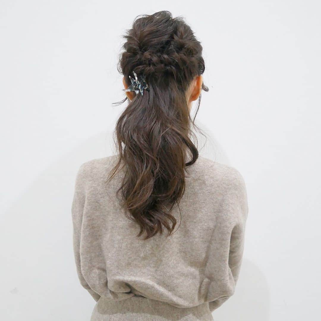 minsayuさんのインスタグラム写真 - (minsayuInstagram)「* 現在オズモールのヘアサロンが 様々なブランドとのコラボを1年間実施しています🥺 今回はステラハリウッドさんのヘアアクセサリーを使ったアレンジをRADGINZAにて体験させて頂きました☺️✨ ヘアアレンジが全く出来ないわしでも可愛いくなれてる後ろ姿…菱川師宣！！笑 デートや女子会前にぴったり✨ 髪が可愛いと心に余裕が生まれるな🤣🙏 嬉しいお土産のヘアアクセサリーは小ぶりでセルフアレンジにも使い易いです⭐️💓 このお土産付きプランは11/28～オズモールで予約できます☺️ 大切な日、写真を撮りたい日、気分を上げたい日に是非🥰✨ #オズモールビューティコラボ #RADGINZA #ステラハリウッド #オズモール #東京女子部 #stellarhollywood  @stellarhollywood @tokyo_joshibu」12月1日 21時18分 - minsayu