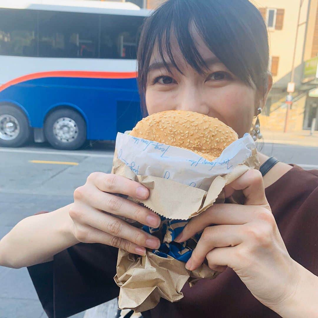 横山由依さんのインスタグラム写真 - (横山由依Instagram)「大きなハンバーガー🍔  #newzealand #nz #queenstown #fergburger  #ニュージーランド #クイーンズタウン #ファーグバーガー」12月1日 21時19分 - yokoyamayui_1208