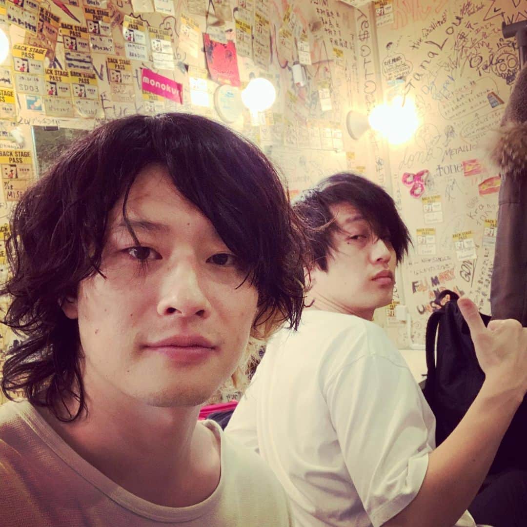 磯部寛之のインスタグラム：「Had another blast tonight. Thank you all so much for coming out to see us, hopefully see you all soon! Hiro 長崎2日目、今日もまた最高でした。来てくれた皆んな本当にありがとう！またすぐ会える事を願ってます。雨気をつけてね。ひろ #alexandros #tour #nagasaki #drumbe7 #長崎 #めちゃ #楽しかった #汗 #ぐっちょぐちょ #また #会いましょう #まーくんいた」