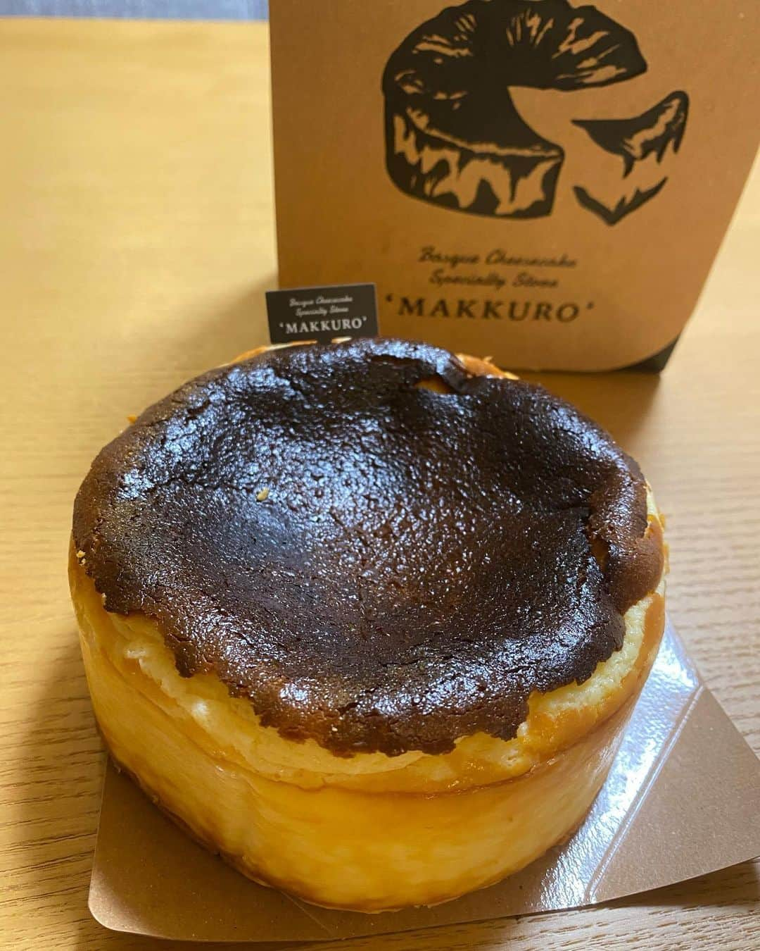 高田真希さんのインスタグラム写真 - (高田真希Instagram)「バスクチーズケーキと私😋  名古屋に新しくできた @makkuro.cheesecake のバスクチーズケーキ🧀 @ki__ki.2525 が買ってきてくれました☺️ 美味しかった〜😋バスチー好きだわ〜😋 携帯新しくしてカメラが綺麗すぎて撮りたくなってしまう📸 #バスクチーズケーキ #名古屋#名古屋駅 #食べるの大好き選手権」12月1日 21時20分 - maki_takada