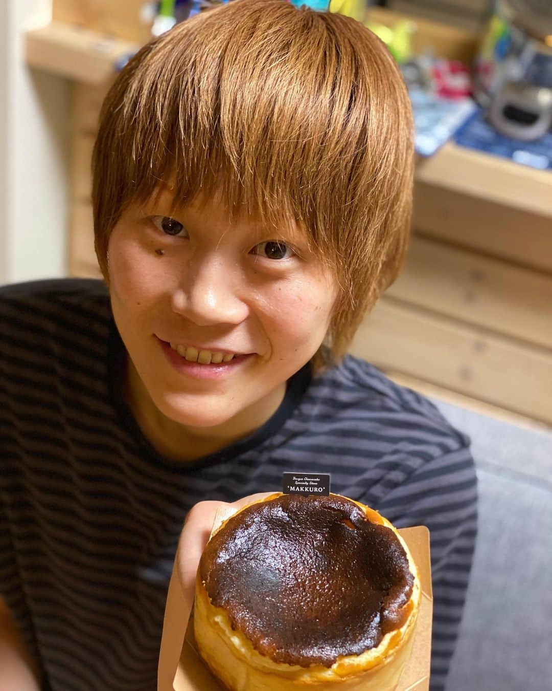 高田真希さんのインスタグラム写真 - (高田真希Instagram)「バスクチーズケーキと私😋  名古屋に新しくできた @makkuro.cheesecake のバスクチーズケーキ🧀 @ki__ki.2525 が買ってきてくれました☺️ 美味しかった〜😋バスチー好きだわ〜😋 携帯新しくしてカメラが綺麗すぎて撮りたくなってしまう📸 #バスクチーズケーキ #名古屋#名古屋駅 #食べるの大好き選手権」12月1日 21時20分 - maki_takada