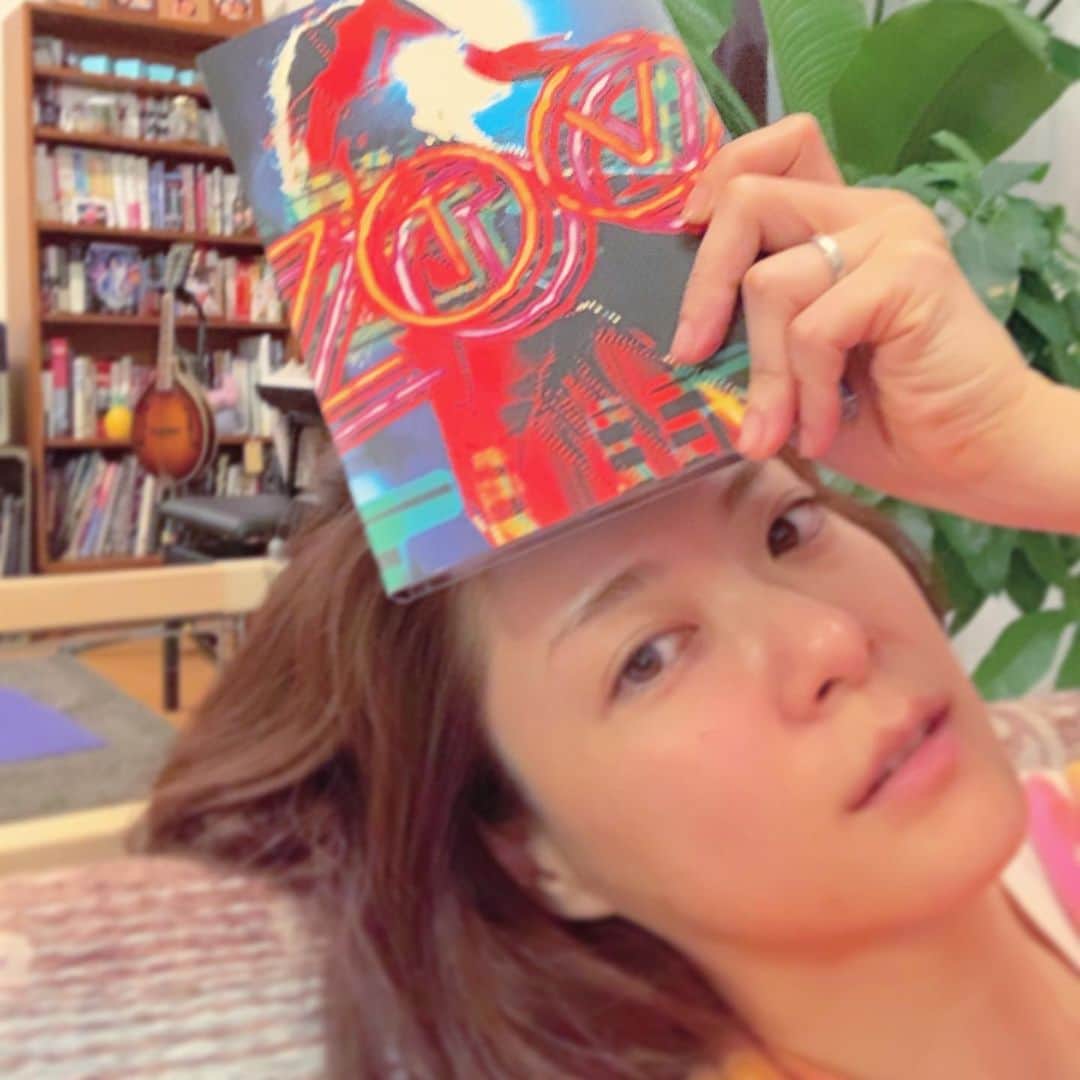 のインスタグラム：「もうすぐU2が日本に来る！ ZOO TV のDVD観たり、アルバム聴いて気分を高めてる。 Mysterious ways がお気に入り。聴いてみて〜😆🎵 歌詞を読んでたらのめり込んでしまう曲が沢山ある。教えてくれる夫に感謝✨ おやすみ。😌 https://m.youtube.com/watch?v=TxcDTUMLQJI  #U2 #zootv #mysteriousways」