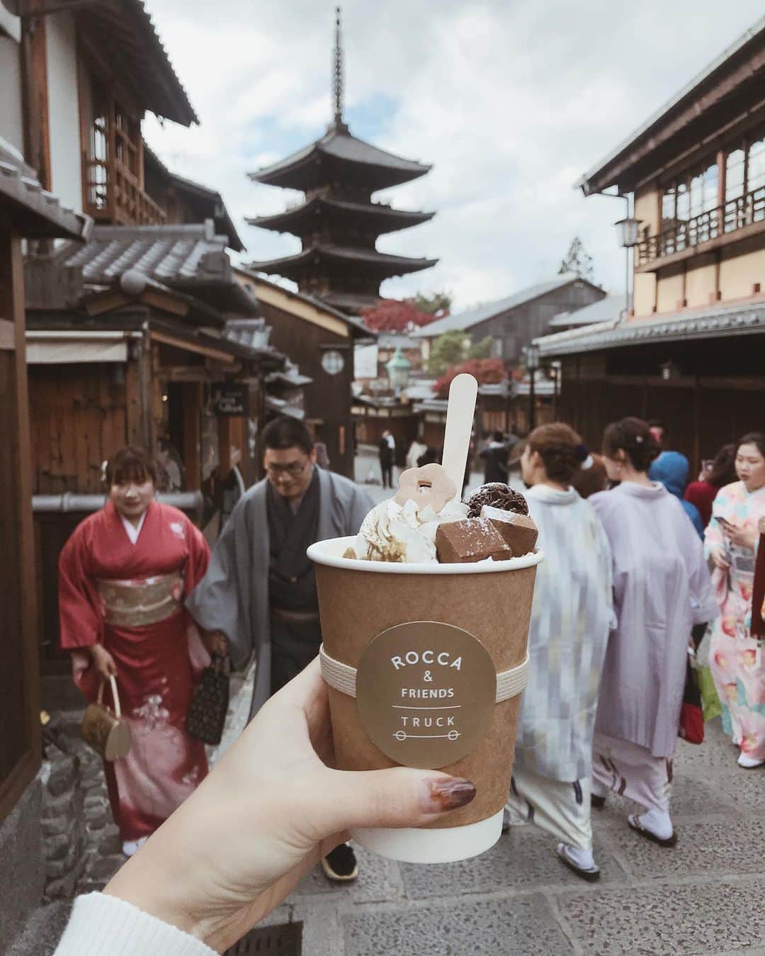 HARUEさんのインスタグラム写真 - (HARUEInstagram)「#kyoto 🍂 . 京都デザインのほうじ茶ラテ🍵 上品な甘さで美味しかった♡ . #cafe #京都 #カフェ #京都カフェ」12月1日 21時21分 - harue0104