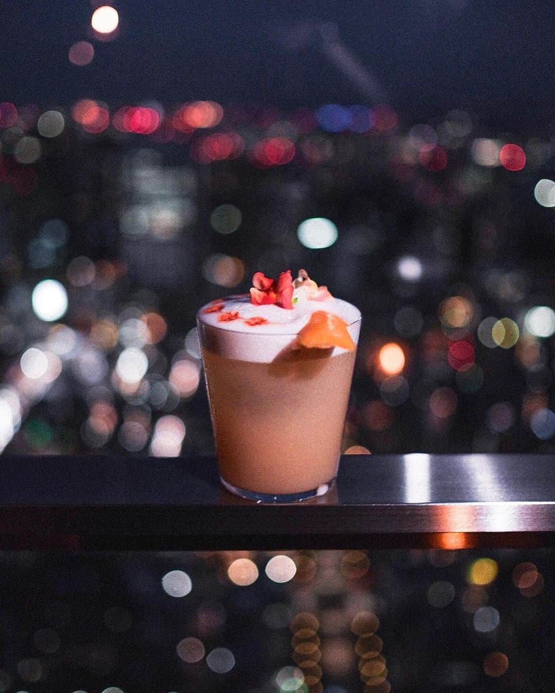 Andaz Tokyo アンダーズ 東京さんのインスタグラム写真 - (Andaz Tokyo アンダーズ 東京Instagram)「Jasmine Whisky Sour 🍹 A heavenly blend of Chivas Regal 12 Whisky, jasmine syrup, yuzu juice and Dita liqueur topped with fluffy egg white foam 😋 #AndazRooftopBar #andaztokyo :: きらめく夜景とジャスミンウィスキーサワー🍹ウィスキーにジャスミンと柚子のテイストを感じるオリエンタルな味わいが東京の夜にぴったりです🌉 :: 📸 Special thanks to @youkey0320r」12月1日 21時23分 - andaztokyo