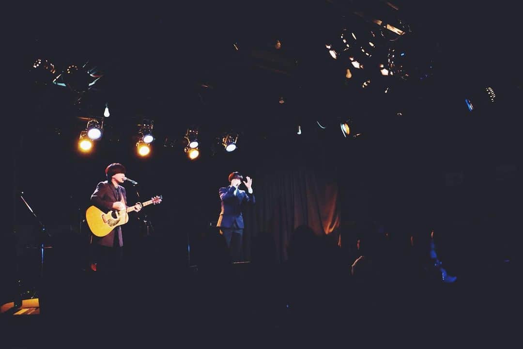 のインスタグラム：「2019.12.1(SUN) @神戸CASH BOX ＊ 素敵な会場で素敵なサウンドで僕ら二人歌わせていただきました！ ＊ 出張Qyoto初の対バンだったので少し不安もありましたが、すごくいい日になりました！ ＊ そして、安定の「タッチ！」でした笑ありがとうございました！ ＊ 次は名古屋！Thinking Dogsさんと！よろしくお願いします〜 ＊ #Qyoto #TSUCHIYA #guitar #出張Qyoto #中園勇樹 #vocal #神戸 #CASHBOX #live #band #music #musician #stagephoto」