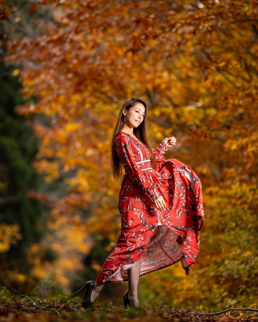 のインスタグラム：「今日もアップしまーす❗️紅葉最高❗️さて、このレンズはなんだと思いますか？久しぶりにめっちゃ好きなレンズ使ってみたら、これからまハマっちゃうかも❗️コメント待ってまーす❗️青森で撮影❗️ . Model: @sakura.0510 . . 新しい @ilkomobile アカウントにiPhoneで撮ってるポートレートもアップしますよ！いい光があればカメラ&レンズはなんでもいいと思います . . #ストロビスト #ポートレート #Canon #なんmm #もみじ #instagramjapan #綺麗 #東京カメラ部 #ig_today #sigmafp #tokyocameraclub #instalike #instagramhub #team_jp_ #vscogoodshot #marvelshots #fotodome #portrait_perfection #iphonephotography #イルコ #光の魔術師 #紅葉 #instagramhub #カメラ女子 #iphoneography  #lovers_nippon #ファインダー越しの私の世界 #写真好きな人と繋がりたい #portrait」