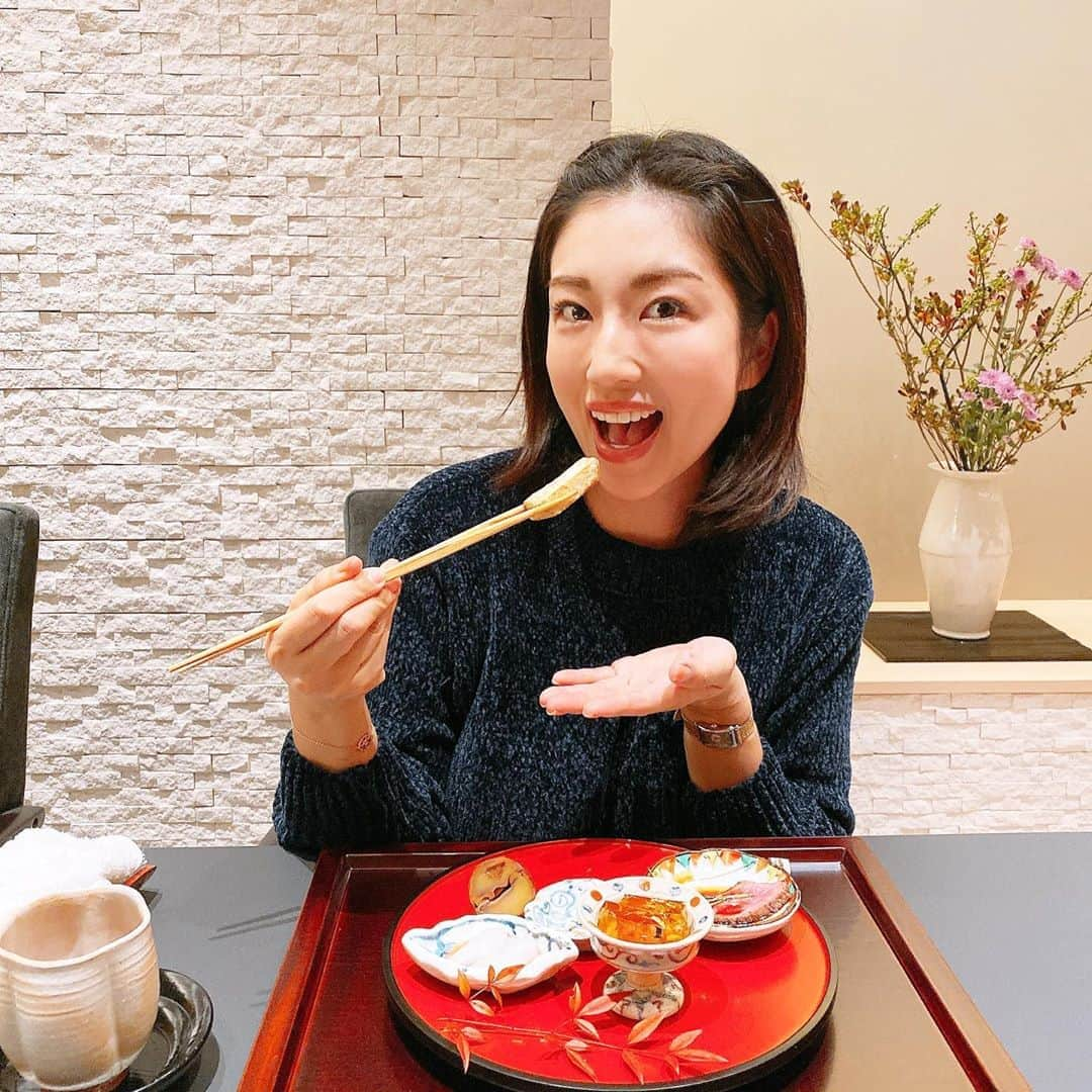 庄司ゆうこさんのインスタグラム写真 - (庄司ゆうこInstagram)「先日、悠里ちゃんとめちゃくちゃ美味しい和食のお店に行ってきました🤗 銀座にある佑月というお店で、今年の夏にオープンしたばかりみたい✨ 個室は、ベビーカーまで入るくらい広くてゆっくり出来るのでまたママ友達と行きたいなぁ🤗 そしてこの日はなんと、悠里ちゃんがCHANELのショートブーツをプレゼントしてくれました😭💖 最後の写真です🌟私好みで履きやすいしベビロテしちゃいそう🤗 悠里ちゃん💖いつもありがとう😍 #佑月#和食#銀座#懐石料理#子連れディナー#身体に優しい#ご飯#全部美味しい#大満足#コース料理#chanel#ブーツ#ショートブーツ#プレゼント#感謝」12月1日 21時23分 - yuko.shoji