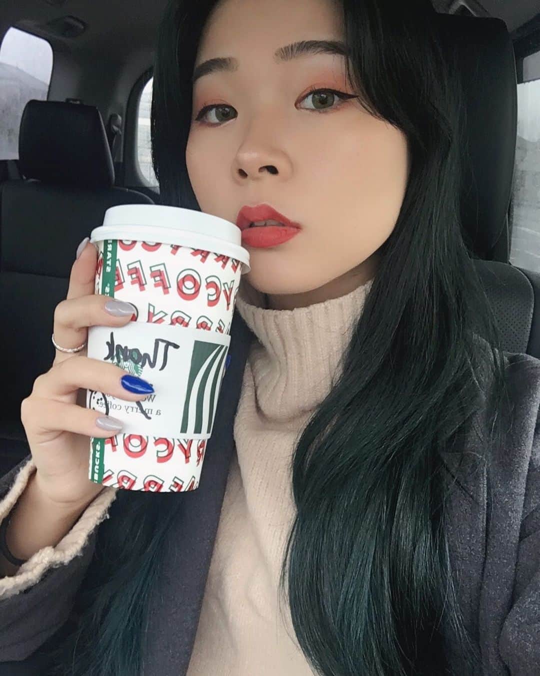 Erisa Seoのインスタグラム：「It's officially #ChristmasSeason 😏✨」