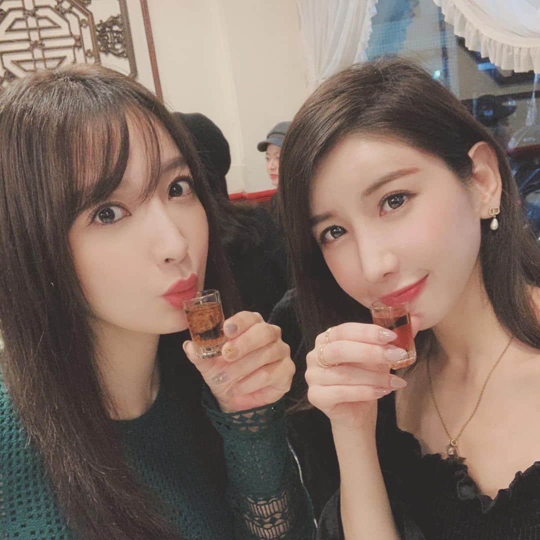 亜里沙さんのインスタグラム写真 - (亜里沙Instagram)「吃了台灣的北京烤鴨🦆好好吃❤️ 前回とても楽しくて今回もあゆむとまた一緒に台湾に来ました🥰 台湾は実は北京ダックが美味しいと噂を聞いて、教えてもらったお店。鶏皮の部分がパリトロで美味しかった〜❣️ なんと北京ダックも他のメニューもたらふく食べてひとり4000円。他のお店も開拓したいですな..。 私たちお酒は好きなほうなので、紹興酒でひたすら乾杯しました🙌🏻❤️（グラスちっこ ・ #alisa_in_taiwan #台湾 #台灣 #taiwan #taipei #taiwanlover  #北京ダック #beigingduck #北京烤鴨 #宋厨菜館」12月1日 21時34分 - alisa_0302