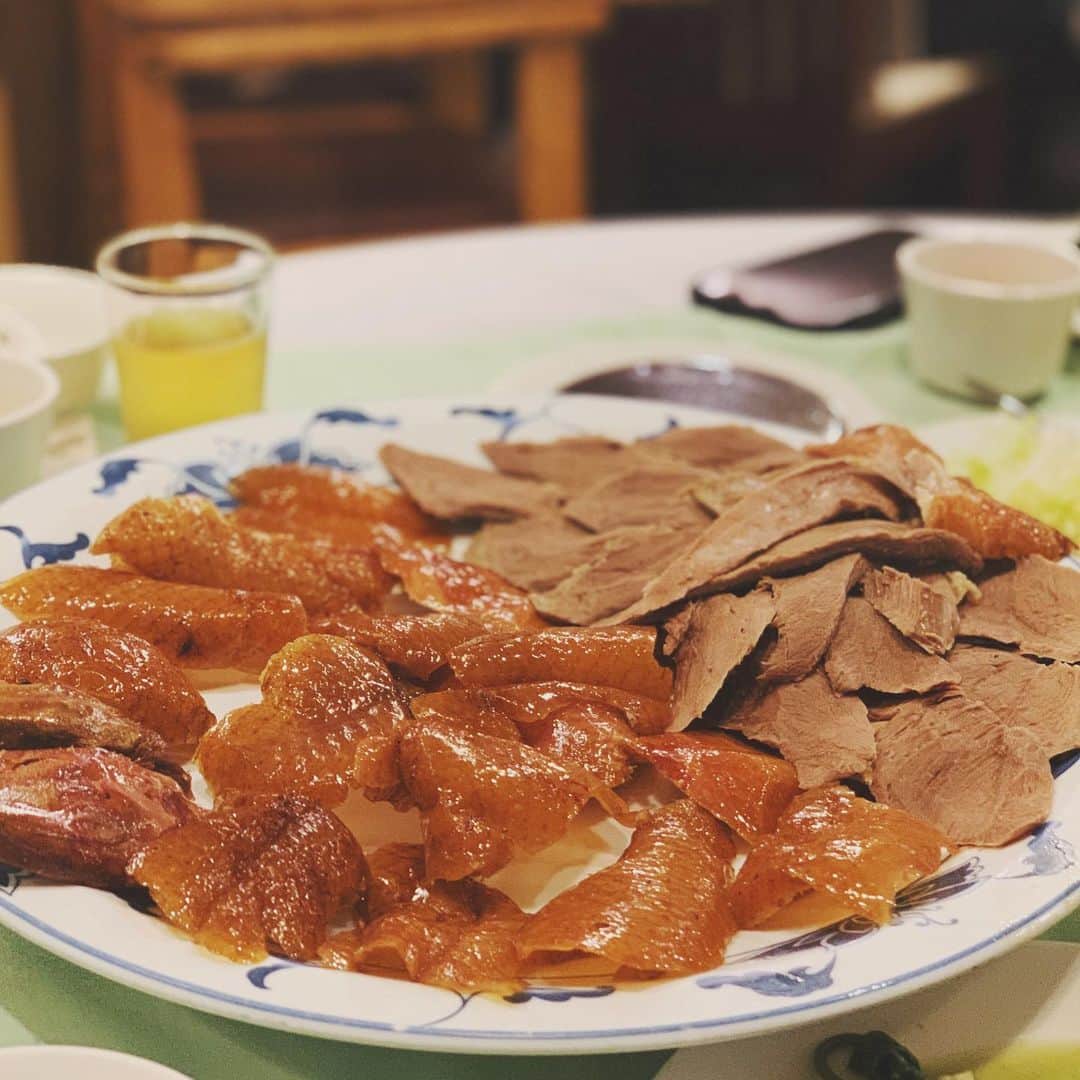 亜里沙さんのインスタグラム写真 - (亜里沙Instagram)「吃了台灣的北京烤鴨🦆好好吃❤️ 前回とても楽しくて今回もあゆむとまた一緒に台湾に来ました🥰 台湾は実は北京ダックが美味しいと噂を聞いて、教えてもらったお店。鶏皮の部分がパリトロで美味しかった〜❣️ なんと北京ダックも他のメニューもたらふく食べてひとり4000円。他のお店も開拓したいですな..。 私たちお酒は好きなほうなので、紹興酒でひたすら乾杯しました🙌🏻❤️（グラスちっこ ・ #alisa_in_taiwan #台湾 #台灣 #taiwan #taipei #taiwanlover  #北京ダック #beigingduck #北京烤鴨 #宋厨菜館」12月1日 21時34分 - alisa_0302