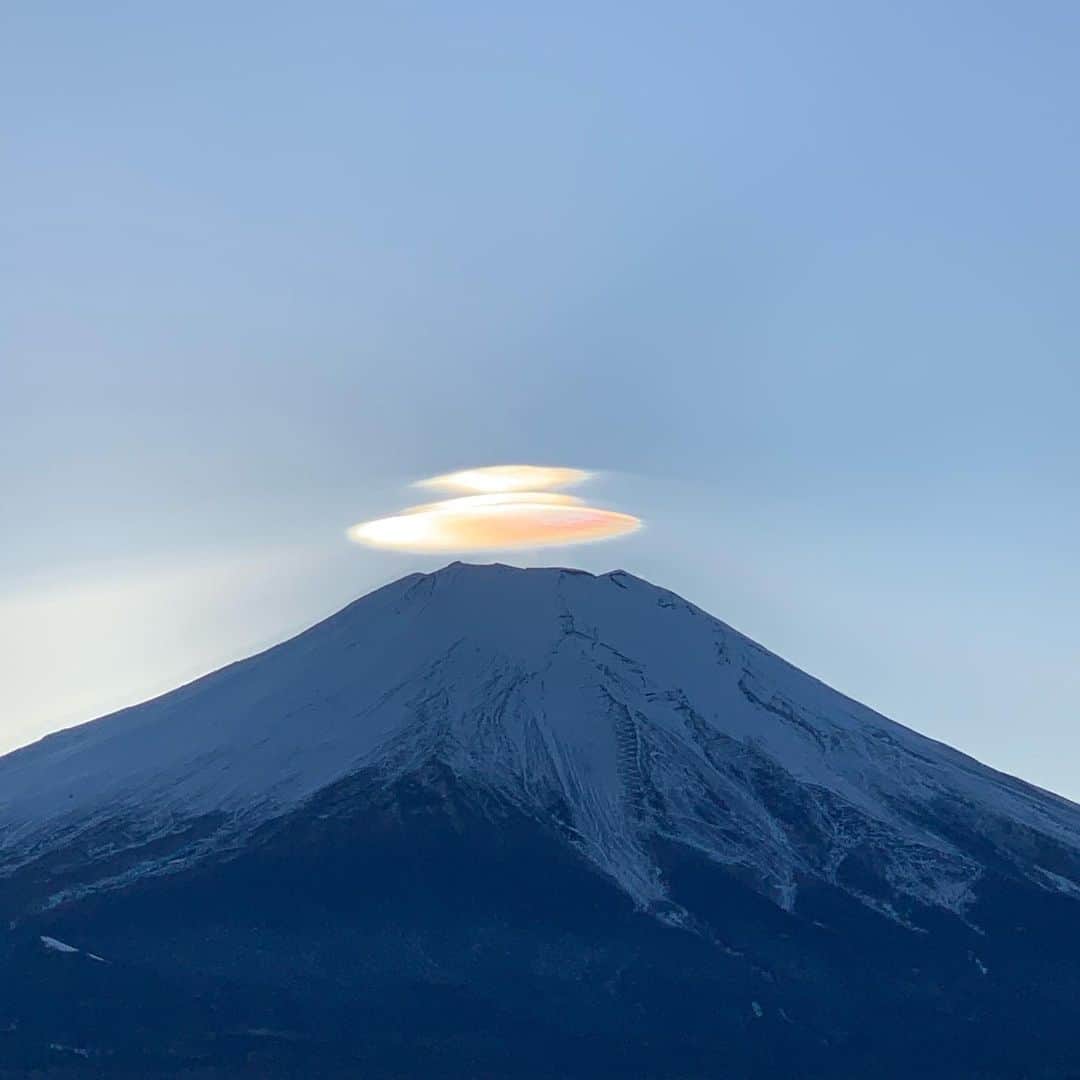 AYUMIさんのインスタグラム写真 - (AYUMIInstagram)「富士山の上に金の雲✨💫 金と虹色の雲になっていて🌈 近くの雲も虹色になったり✨ とっても神秘的🙏💫 . . #富士山 #金の雲 #金色と虹色 #吊るし雲と富士山  #笠雲富士山 #笠雲  #彩雲 #UFOみたいな雲 #1日中彩雲が近くに見えた日 #AYUMI登山 #AYUMIアウトドア #今日という日にも感謝して」12月1日 21時27分 - ayumiayunco