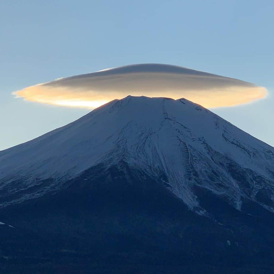 AYUMIさんのインスタグラム写真 - (AYUMIInstagram)「富士山の上に金の雲✨💫 金と虹色の雲になっていて🌈 近くの雲も虹色になったり✨ とっても神秘的🙏💫 . . #富士山 #金の雲 #金色と虹色 #吊るし雲と富士山  #笠雲富士山 #笠雲  #彩雲 #UFOみたいな雲 #1日中彩雲が近くに見えた日 #AYUMI登山 #AYUMIアウトドア #今日という日にも感謝して」12月1日 21時27分 - ayumiayunco