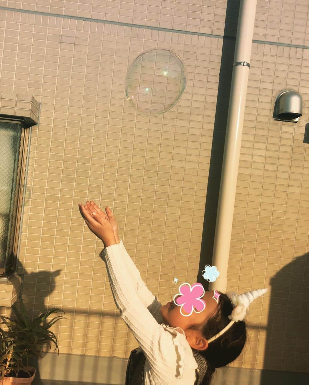 森本さやかさんのインスタグラム写真 - (森本さやかInstagram)「天気の良かった昼間 🎈ʕ•ᴥ•ʔ🎈 #しゃぼん玉遊び  #しゃぼんだま  #soapbubble #sunnydays」12月1日 21時29分 - sayakamorimoto1011