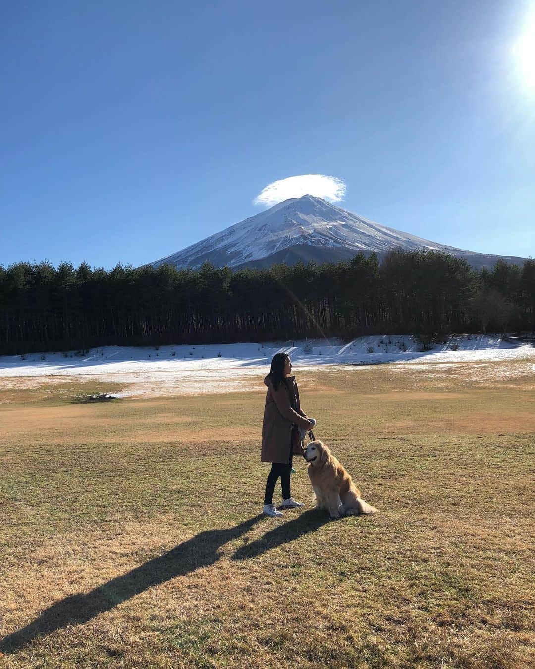 高橋ひとみさんのインスタグラム写真 - (高橋ひとみInstagram)「富士山🗻を見に来ました。 今日は本当に美しい🗻を見ることができました。 いつも行く🗻がよく見える公園は数日前にふった雪がまだ残っていてモモエも大はしゃぎでした😊」12月1日 21時29分 - hitomi_momoe