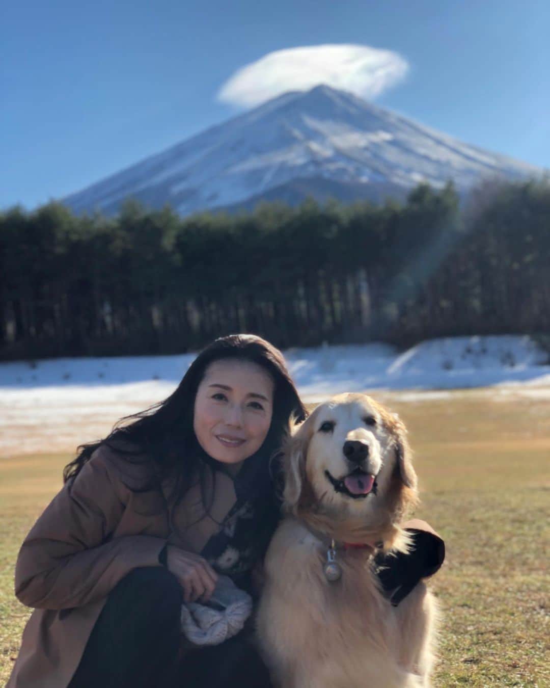高橋ひとみさんのインスタグラム写真 - (高橋ひとみInstagram)「富士山🗻を見に来ました。 今日は本当に美しい🗻を見ることができました。 いつも行く🗻がよく見える公園は数日前にふった雪がまだ残っていてモモエも大はしゃぎでした😊」12月1日 21時29分 - hitomi_momoe