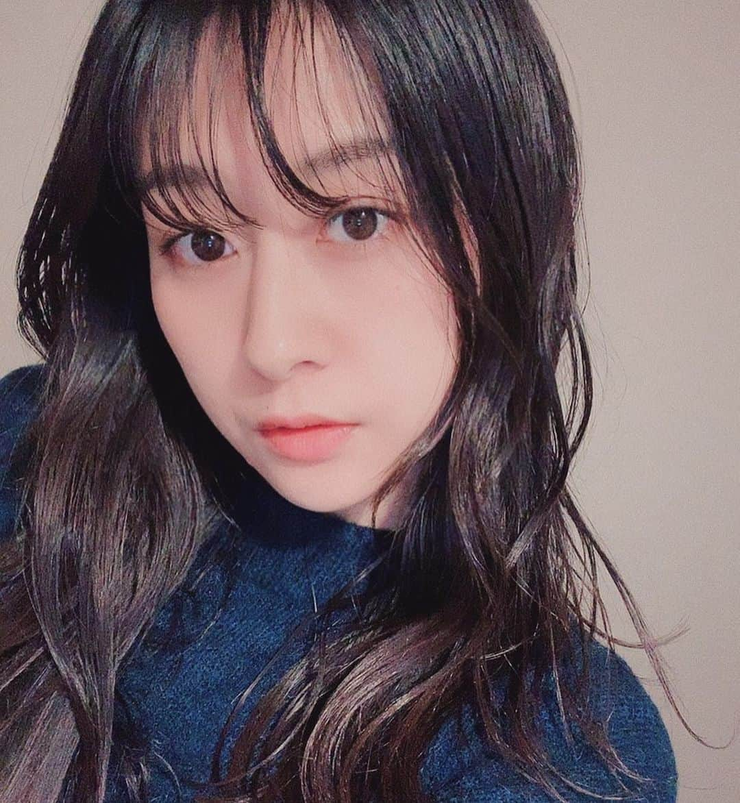 名倉七海さんのインスタグラム写真 - (名倉七海Instagram)「. . Hello December🧶 Hello my new bangs💇🏻‍♀️ . #haircut #newhair #bang #2waybang #selfie #instagood #instalike #前髪 #久しぶり に #作りました #隠れます #2wayバング #💇🏻‍♀️ #突然 の #イメチェン #自撮りも久しぶり #でした .」12月1日 21時29分 - nanaminagura