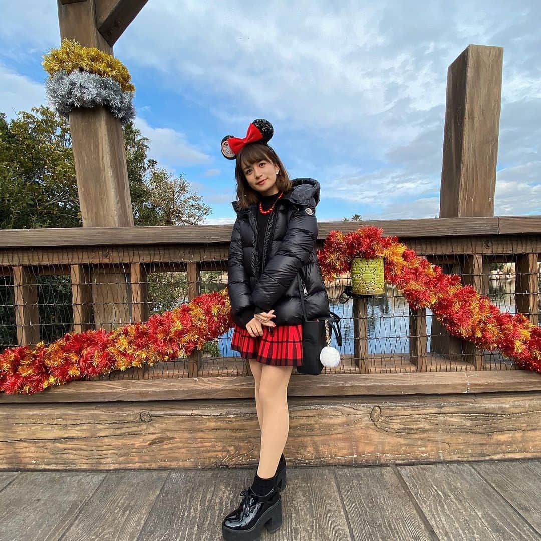 のインスタグラム：「今日のコーデ！  6年生の時に大好きな先輩、由結ちゃんとお揃いで買ったスカートなんです！  カチューシャの赤いリボンと赤いネックレスがチェックのスカートとマッチしてて可愛いでしょー❤️ やっぱり赤が好き❤️」