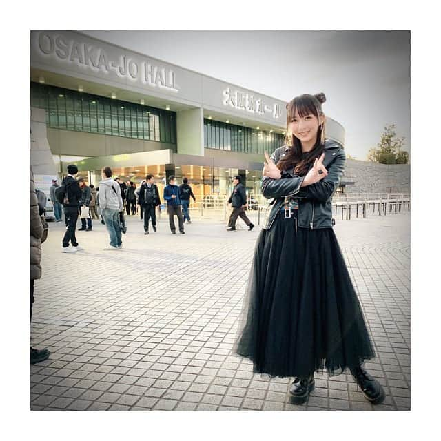 紗々さんのインスタグラム写真 - (紗々Instagram)「BABYMETAL、大阪城ホールdeath‼️🦊髪型はアベンジャーズ仕様death‼️ * さいたまスーパーアリーナで、欲しいグッズはゲットしていたので優雅に大阪観光…というか、たこ焼きを食べに＼(^o^)／🐙 * 懐かしのグリコネオンの前でも写真撮れてしみじみ✨ * そしてBABYMETALは、本当に最高でした(;´༎ຶД༎ຶ`)‼️* チケットは当日初めて座席が分かるシステムなんですが…シートなのに神がかった近さのお席で(;´༎ຶД༎ຶ`)泣いたよねーーー‼️* 素晴らしいパフォーマンスを肉眼でしっかり見て聞く事ができて本当に幸せでした(；ω；)✨✨✨ * あああぁぉぁzepp行きたいよーーーリセール全く出ない…よね * #babymetal #大阪 #大阪グルメ #たこ焼き #よしもと新喜劇 #しげじい #グリコ #道頓堀 #大阪城ホール #osaka #osakajohall #metalgalaxy #japanesegirl #glico #glicoman」12月1日 21時30分 - 03sasa03