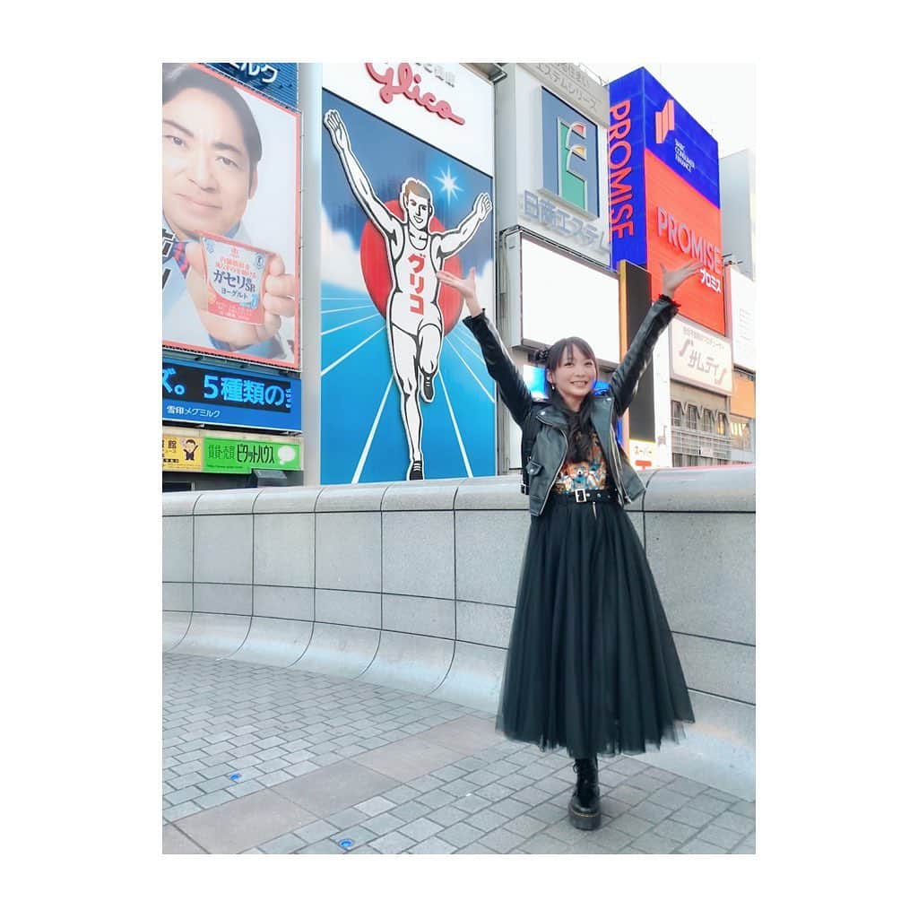 紗々さんのインスタグラム写真 - (紗々Instagram)「BABYMETAL、大阪城ホールdeath‼️🦊髪型はアベンジャーズ仕様death‼️ * さいたまスーパーアリーナで、欲しいグッズはゲットしていたので優雅に大阪観光…というか、たこ焼きを食べに＼(^o^)／🐙 * 懐かしのグリコネオンの前でも写真撮れてしみじみ✨ * そしてBABYMETALは、本当に最高でした(;´༎ຶД༎ຶ`)‼️* チケットは当日初めて座席が分かるシステムなんですが…シートなのに神がかった近さのお席で(;´༎ຶД༎ຶ`)泣いたよねーーー‼️* 素晴らしいパフォーマンスを肉眼でしっかり見て聞く事ができて本当に幸せでした(；ω；)✨✨✨ * あああぁぉぁzepp行きたいよーーーリセール全く出ない…よね * #babymetal #大阪 #大阪グルメ #たこ焼き #よしもと新喜劇 #しげじい #グリコ #道頓堀 #大阪城ホール #osaka #osakajohall #metalgalaxy #japanesegirl #glico #glicoman」12月1日 21時30分 - 03sasa03