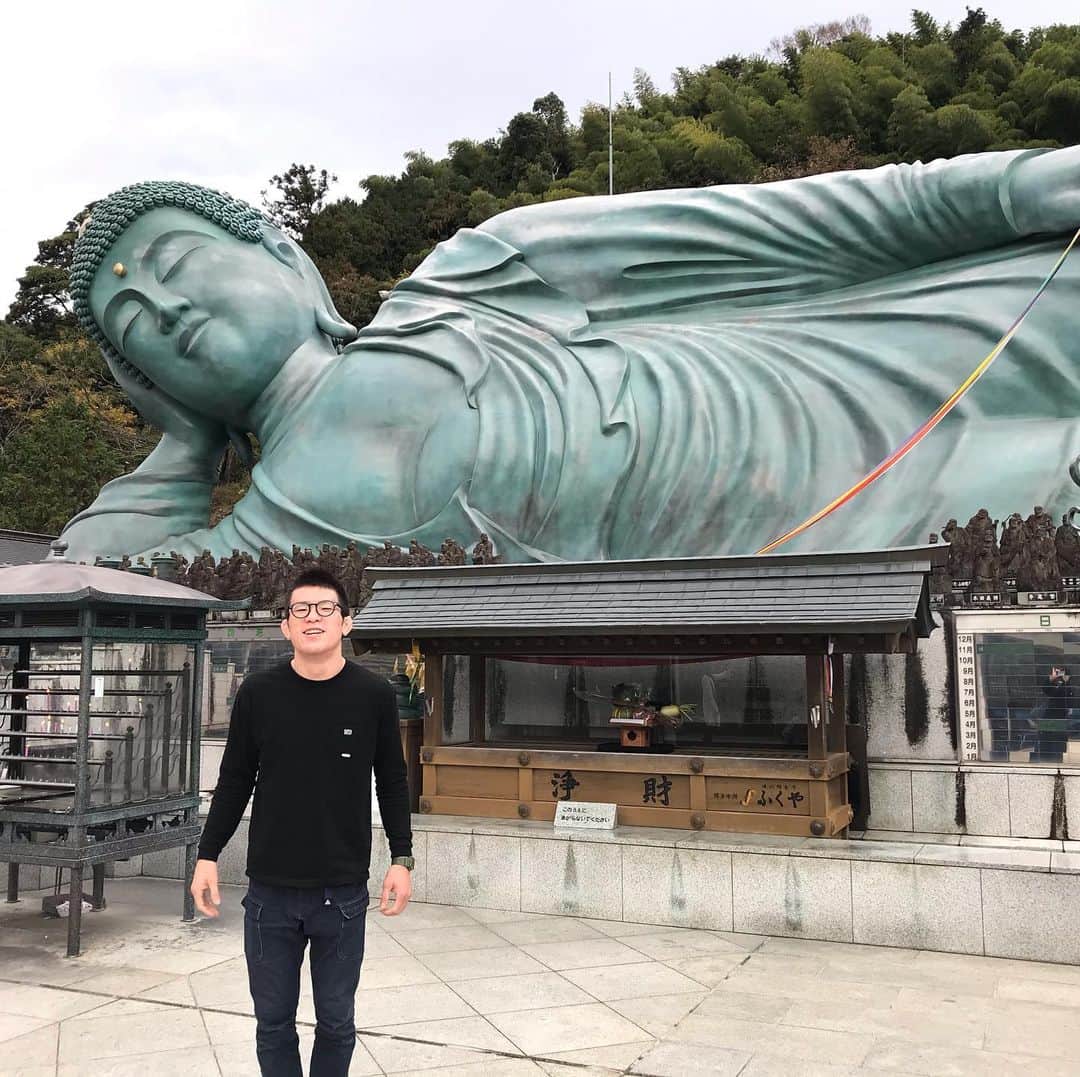 青木真也のインスタグラム：「九州よかった。のんびりしています。意識的に東京から出るようにしないとリフレッシュにならないな。#南蔵院#南蔵院涅槃像 #nanzoin #大仏#shinyaaoki #北九州#福岡#青木真也 #onehundredathletic #onechampionships」