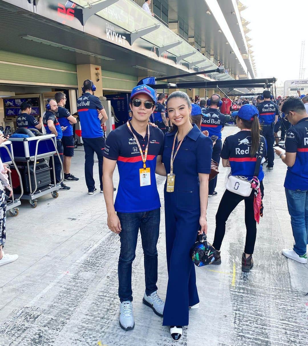 ラライン・シャーのインスタグラム：「Fun day at the Formula One Grand Prix finals in Abu Dhabi making new friends and meeting old ones💙 #louisvuitton」