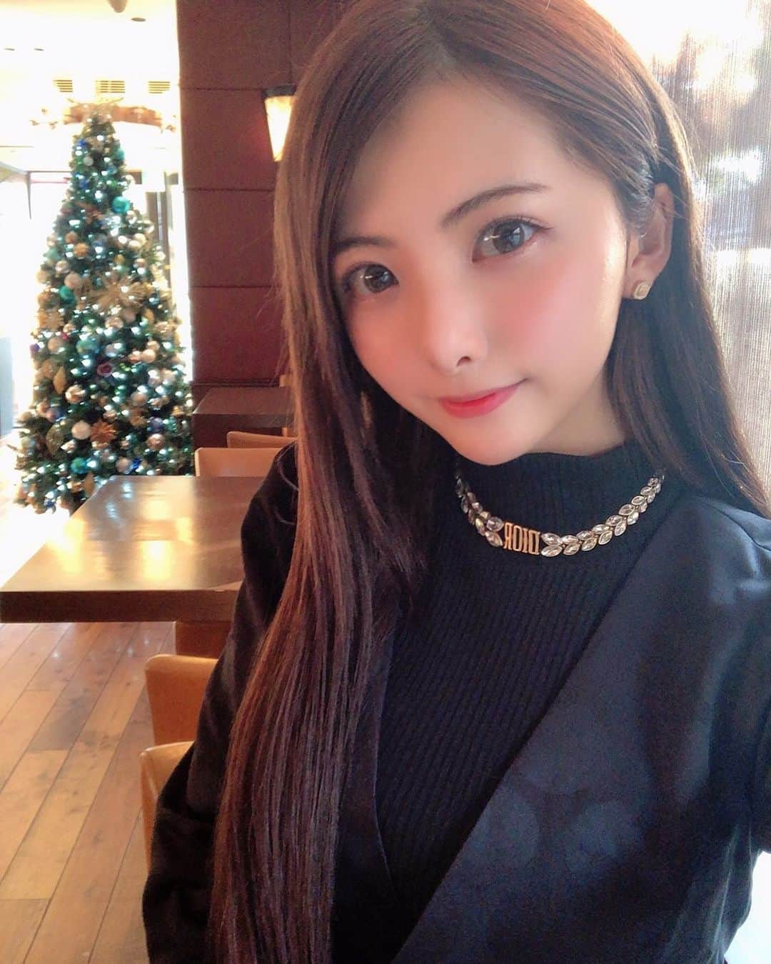 岡田栞奈のインスタグラム：「おでこ💓 前髪ありとなしどっちが好きー(•'-'•)？ #おでこ出し #前髪なし #イメチェン」