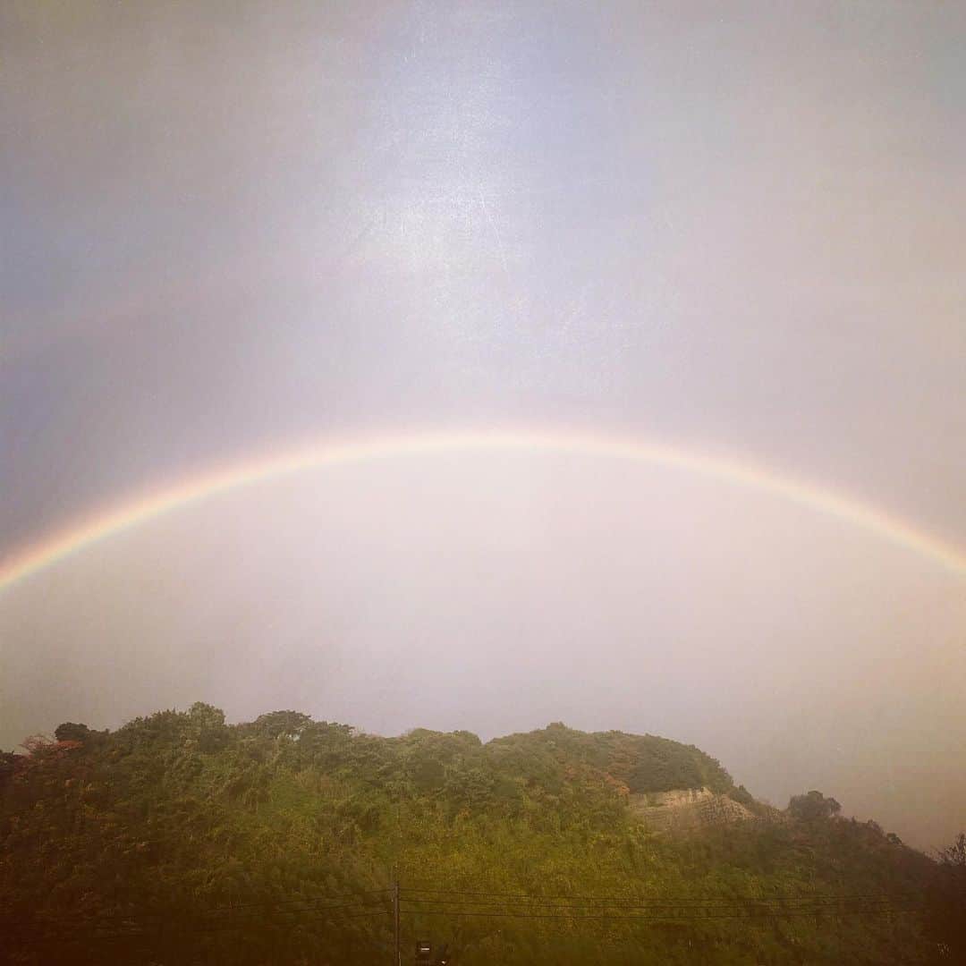 岡本安代さんのインスタグラム写真 - (岡本安代Instagram)「▶︎にじ。 家族みんなで見上げた空。 大きな虹発見。 『あー！虹だー！』 『ホントだー！ツイてるー！』 『ツイてるねー！ノッてるねー！』 みんなで沸いた空の下。 母はこの日を忘れまい。 きっと明日は〜いい天気〜♪ 明日もいい一日になりますように… #今日もありがとう #１２月始めの一歩 #走り続ける岡本家 #５人の子育てママウンサー  #岡本安代 #ブログ絶賛更新中！」12月1日 21時37分 - okamoto.yasuyo