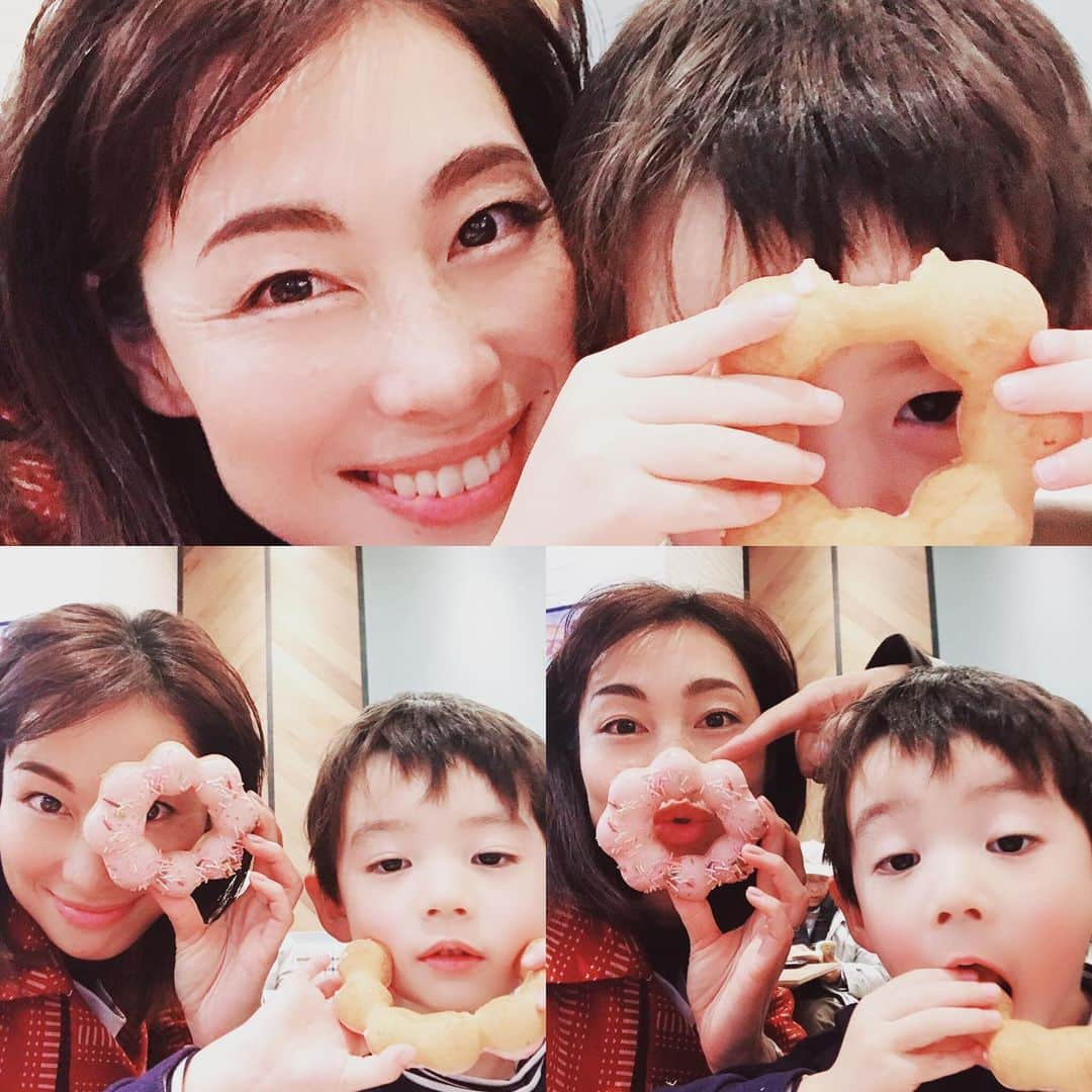 佐藤康恵さんのインスタグラム写真 - (佐藤康恵Instagram)「息子はミスドのポン・デ・リング🍓ストロベリーがとにかく大好き❤幼稚園の『大きくなったら』にもドーナツ屋さん🍩『好きな食べ物』にもドーナツ🍩家で作ってもなかなかミスドのポンデリングテイストにはなれない💦 私は、オールドファッションハニー🍯が1番好き💋 そして、ミスドのロイヤルミルクティーおかわり自由はかなり嬉しい😊🎶 あ！今日、ラジオ📻聴いてくれましたか？ うんうん♡ありがとうございます😊🎶 明日から8日までのお得情報、ちゃんと聞けたかな⁇💖飯能ムーミンバレーパーク来てね！ 北欧気分で存分にクリスマスムード🎄💝も味わって、ムーミンの世界にどっぷり浸かって欲しいな🌟🌟🌟 あ！聞き逃した方は、radikoアプリをダウンロードすれば何回でも聴けるよ！♡♪ #ドーナツ記念写真 ＃息子はポンデリング好き ＃佐藤康恵はオールドファッションハニー派 ＃日本女優 #日本モデル #actress #model #love #愛してる」12月1日 21時39分 - yasuesato.official