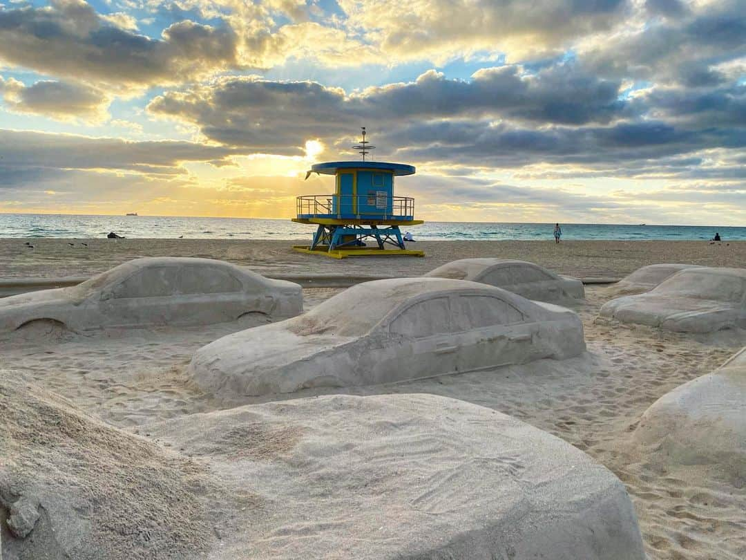 ルーク・エヴァンズさんのインスタグラム写真 - (ルーク・エヴァンズInstagram)「Traffic is at a “sand” still on the beach. @artbasel #orderofimportance」12月1日 21時40分 - thereallukeevans