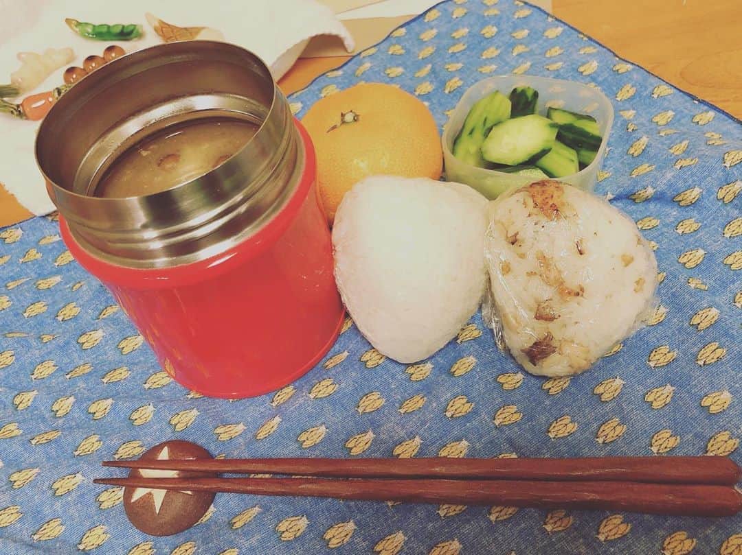 白羽ゆりのインスタグラム：「今日も2回公演でした。  昨日とほぼ同じメニュー🍙  梅おにぎり 鮭おにぎり なめこと豆腐の味噌汁 きゅうりのぬか漬け みかん  箸置きは椎茸。  以上！！ お疲れさまでした😋✨✨」