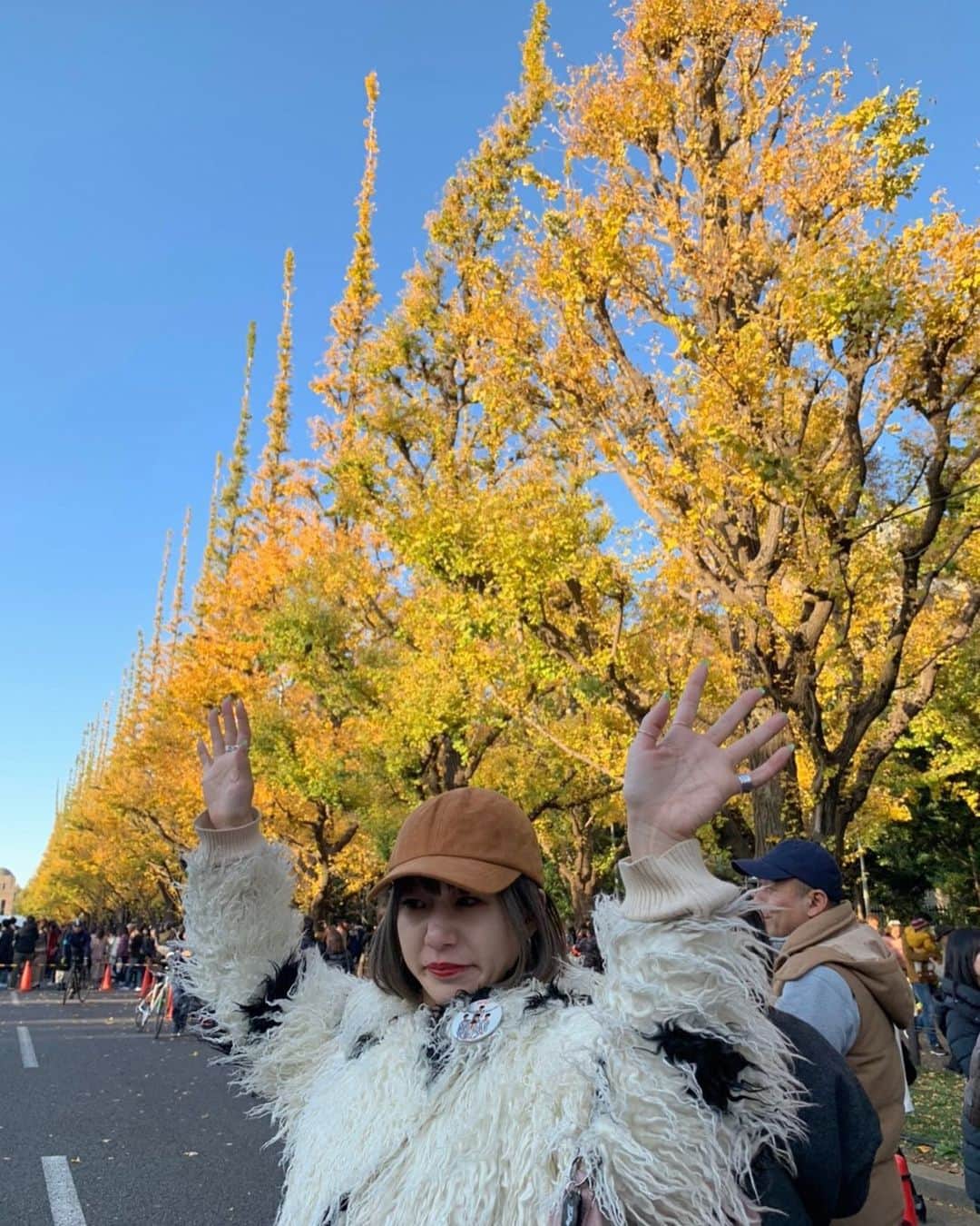 Manitasのインスタグラム：「せっかくの銀杏並木で残念な顔とポーズを決める女」