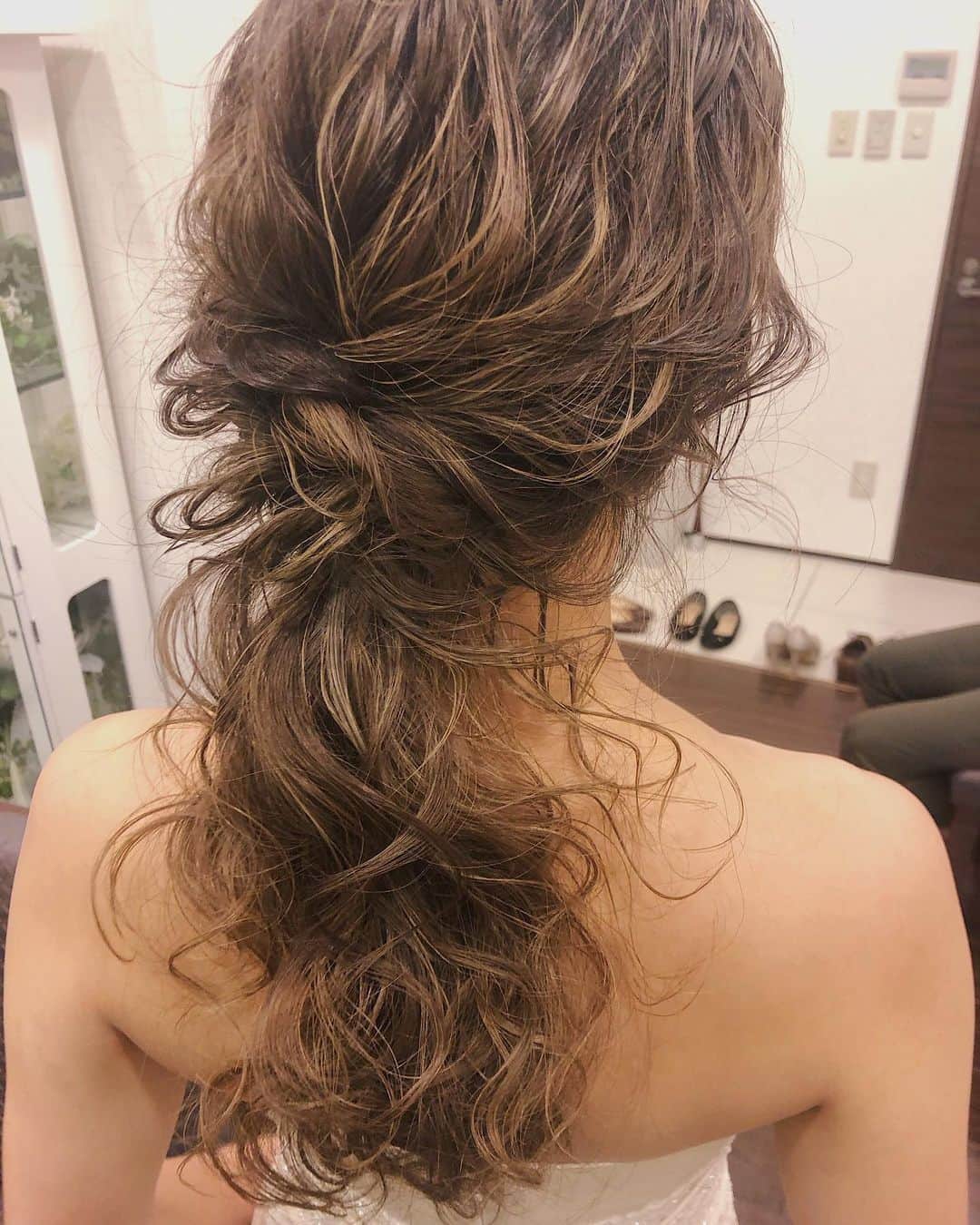 のインスタグラム：「大切な日のヘアメイクを任せてもらえること。﻿ その日に合わせて1年以上前から通っていただいて﻿ 髪の毛を整えさせてもらえること。﻿ とても、とても、ありがたいことだなぁ、と。﻿ ﻿ その方の好みと、その方の雰囲気に合うスタイル、﻿ どちらも大切にして、丁寧に可愛くさせていただきたいです。 ﻿ サロンワークもブライダルのヘアメイクも、﻿ どちらもとても好きです。  ヘアセットやメイクはもちろんですが、 それに合わせ﻿て髪の毛の状態も相談に乗れたらな、と思います。 ﻿ ヘアセットに合わせてハイライトを入れた柔らかいカラーも似合ってたな☺️🌼﻿ 任せてくれてどうもありがとうございました☺️🙇﻿ #sakinchohair﻿ #hairarrange#hair#arrange#hairset#ヘアアレンジ#アレンジ#ヘアセット#豊橋#美容室#ヘアメイク#出張ヘアメイク#ブライダルヘア#ウェディングヘア#結婚式#花嫁#花嫁ヘア」