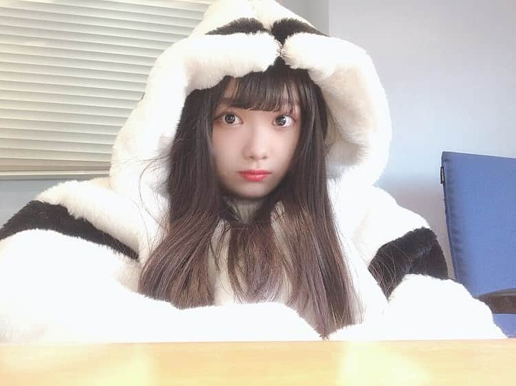 山下彩耶さんのインスタグラム写真 - (山下彩耶Instagram)「今日の待ち時間にとったやつ⛄ ふてくされてる顔みたいになった、白のモコモコこの前ゲットした💭 ･ ･ #夢アド #RASVOA #山下彩耶」12月1日 21時47分 - saya_chan1207