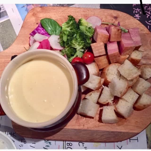 葵さんのインスタグラム写真 - (葵Instagram)「今夜のディナーはこちら💁‍♀️ チーズカフェダイニング　ハッシュタグ29　Gocchi 横浜西口店へ  横浜駅からすぐです！店内はとてもお洒落なダイニングレストランです。子連れだったので個室を案内していただいて嬉しい😆  お料理は本日のおすすめから、 チーズフォンデュをセレクト♪ 他にも、シーフードピザやパルメジャーノパスタ、ハンバーグ、唐揚げをオーダー！！ どれもとても美味しかったです！店員さんもみなさん親切で また行きたいです！  横浜市 ハッシュタグ29 Gocchiで検索してね! Casting By @woomy.restaurant  #PR#横浜駅#チーズダイニング#鶴屋町#ディナー#忘年会#クリスマス会#新年会#幹事 #チーズフォンデュ」12月1日 21時51分 - dolphin_coconut