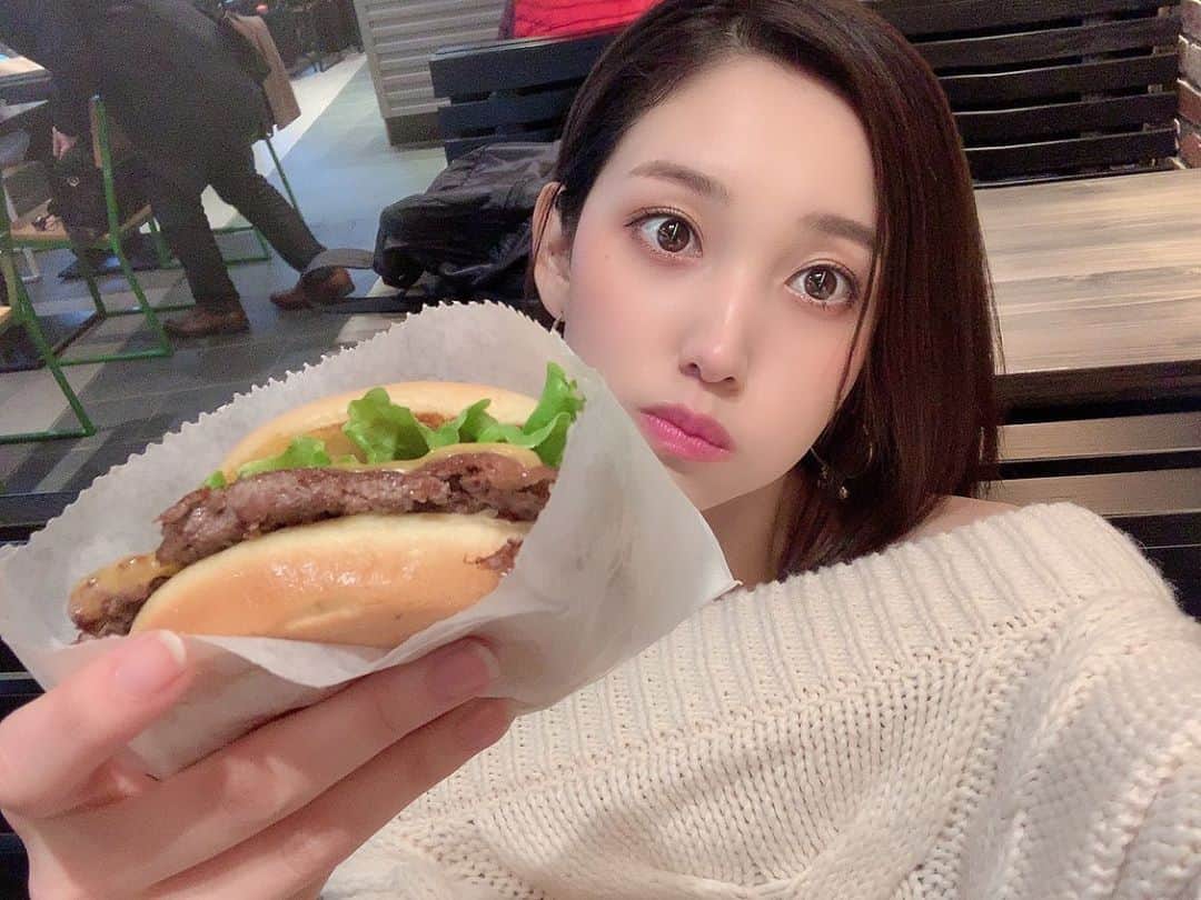 のインスタグラム：「🖤 12/8 のオフ会の詳細がでました！！ 一緒に楽しもう❤️❤️ 早めのクリスマス年越しオフ会！  参加希望の方は お名前、電話番号、小島みゆのオフ会希望と記載してメールしてねん☺️ ⇒ info@magnify.co.jp みんなに会えるの楽しみにしてるよ❤️」