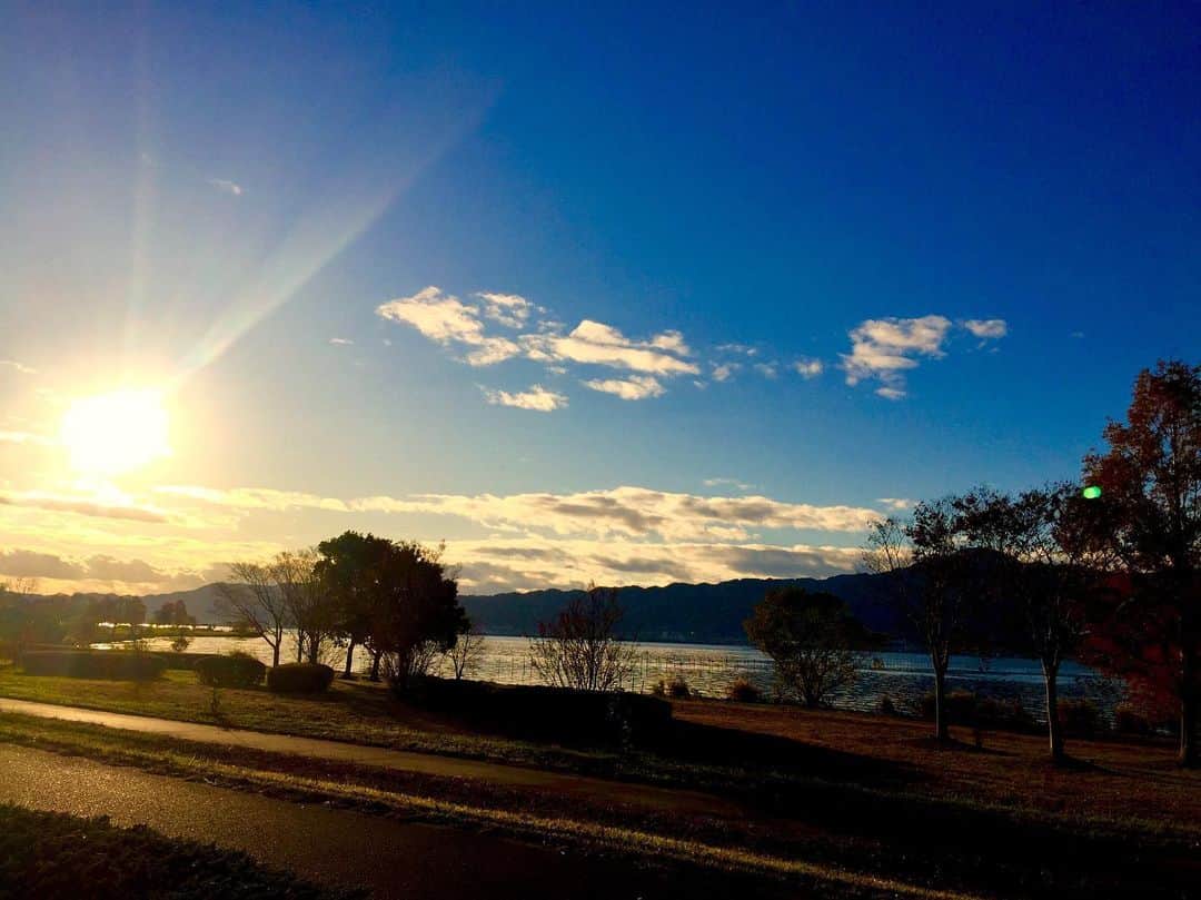 浦えりかさんのインスタグラム写真 - (浦えりかInstagram)「写真の色合いバッキバキにしたくなってしまう人。こういうのって好みでますよねー。  #琵琶湖 #彦根 #富士山 #携帯撮影」12月1日 22時02分 - uraerika