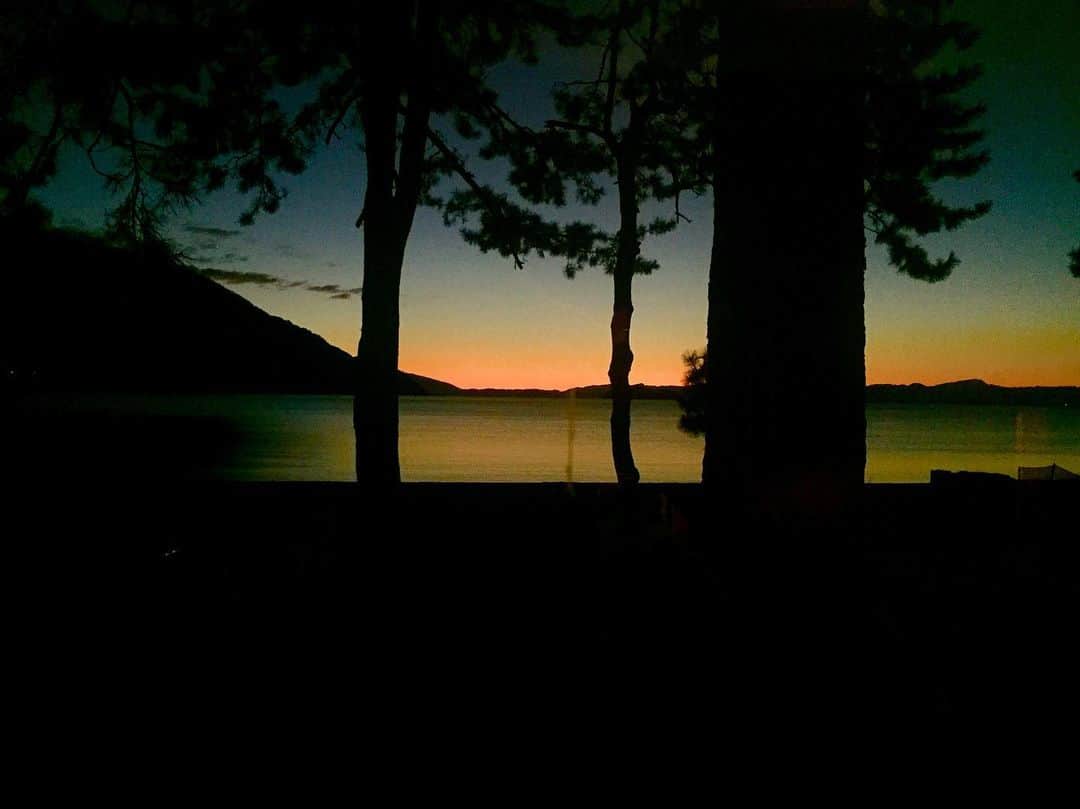 浦えりかのインスタグラム：「写真の色合いバッキバキにしたくなってしまう人。こういうのって好みでますよねー。  #琵琶湖 #彦根 #富士山 #携帯撮影」