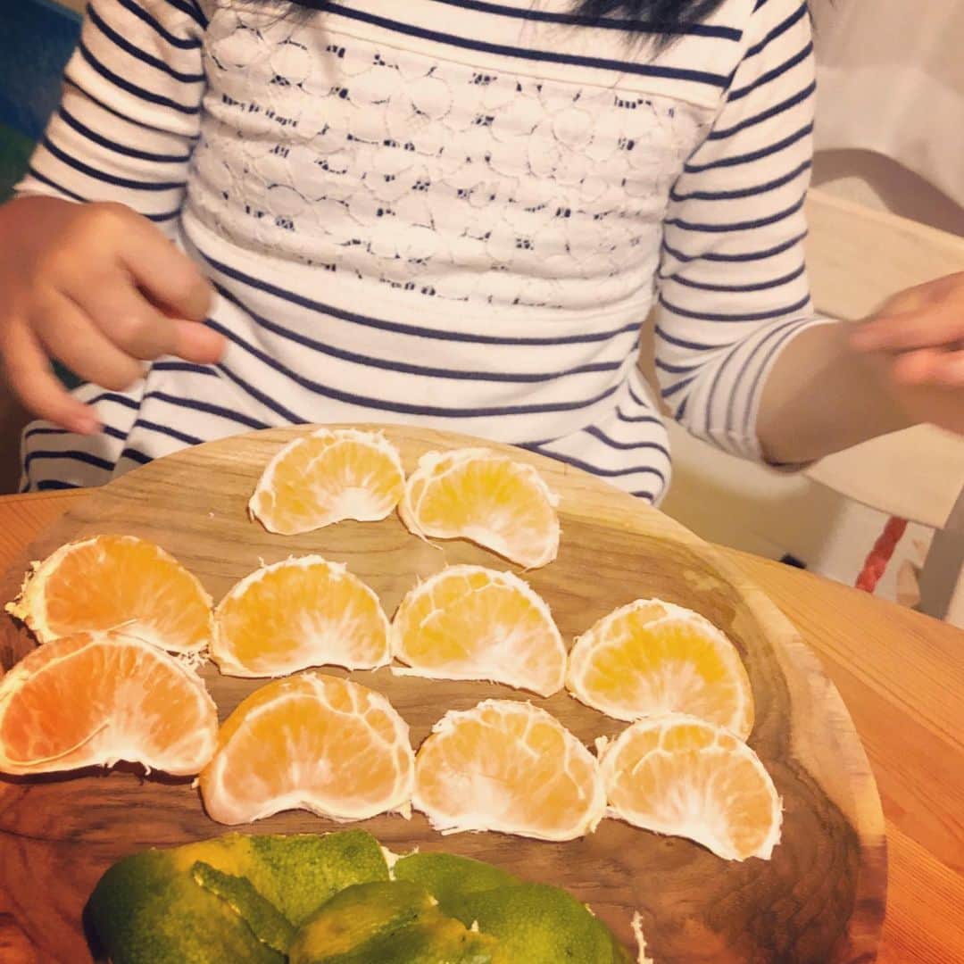 白木夏子さんのインスタグラム写真 - (白木夏子Instagram)「#ポヨ子 のみかん🍊の食べかた。 丁寧に皮をむき、白い筋を取って、綺麗に並べてからひとつずつ愛おしそうに食べる。 大雑把なわたしと大違いや…」12月1日 13時02分 - natsukoshiraki