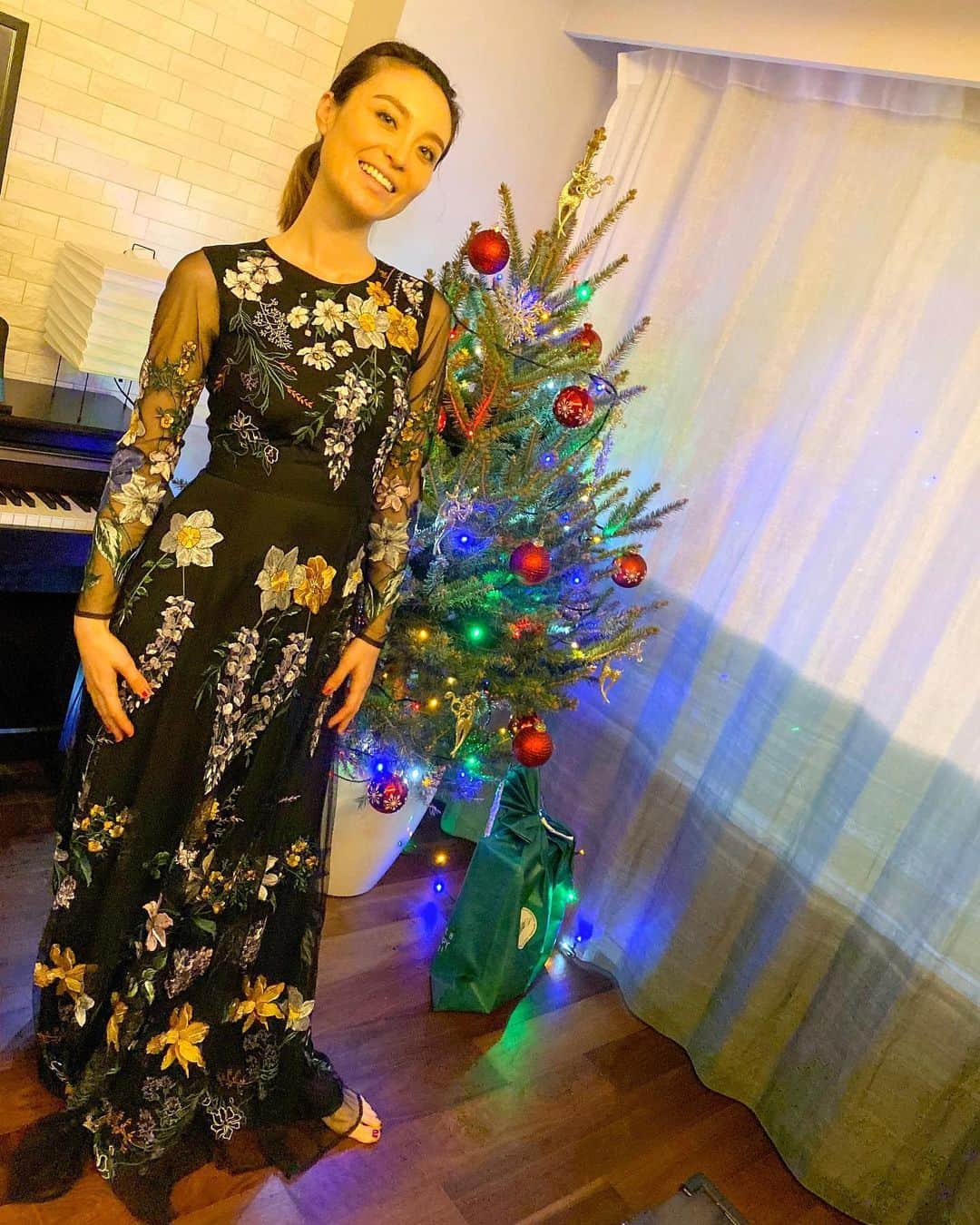 エミ・マイヤーのインスタグラム：「Thank you @katerose_takada for finding the perfect tree for us this year!🎄❤️The glow of the tree at night brings back the magic of childhood for me🥰今年の#クリスマスツリー　夜の輝きを見ると子供の頃のマジカルな思い出が沢山よみがえります^_^ #holidayseason #christmastree #クリスマス」