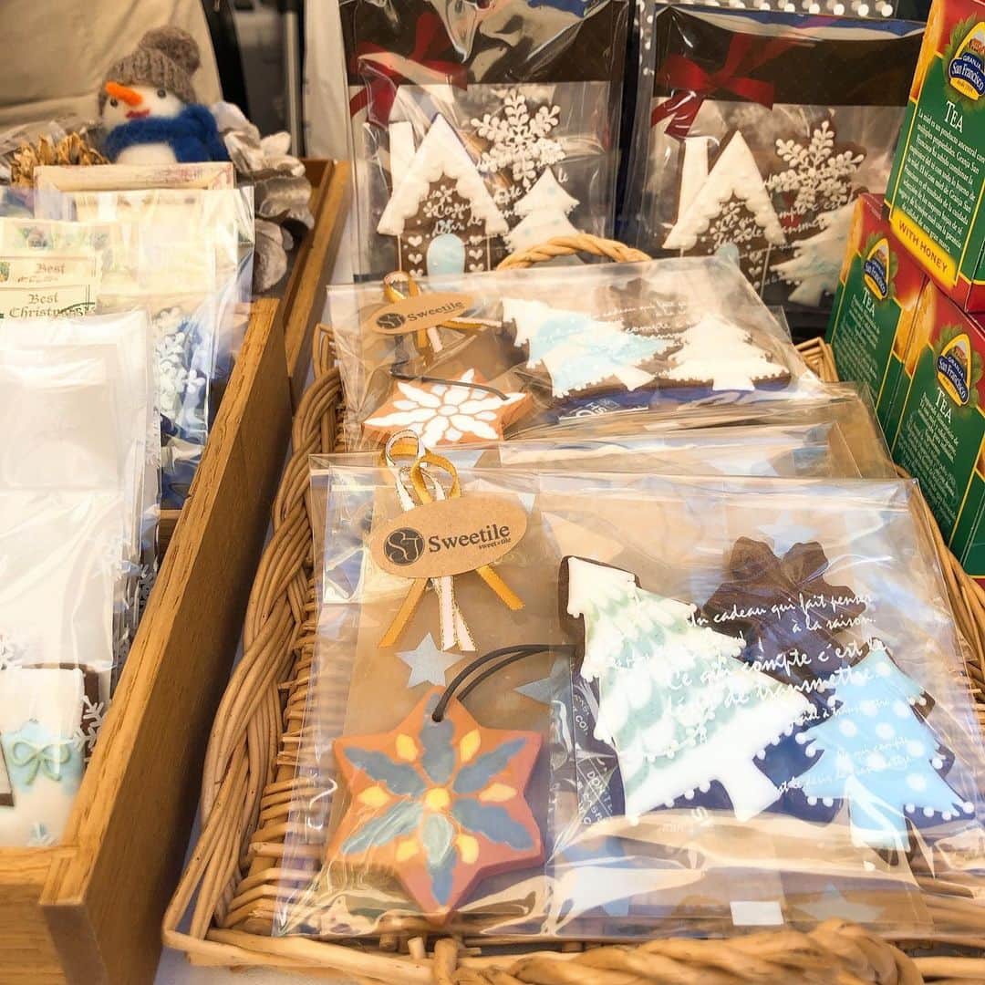 スピルリナのDICライフテック株式会社さんのインスタグラム写真 - (スピルリナのDICライフテック株式会社Instagram)「11/30.12/1の土日でぽっぽ町田で開催されているクリスマスイベント、クリスマスマルクト2019におじゃましました💚🎄🎅🎄💚 . . クリスマスにぴったりの雑貨やハンドメイド作品が販売されているイベントです！ . . #リナブルー公式のクリエイター でお世話になっている、酒匂ひろ子先生が出展！ スピルリナやリナブルーをご活用のアイシングクッキーや焼菓子がたっくさん販売されていています！ . . 酒匂先生のアイシングクッキーは見てかわいい、食べても甘すぎずおいしくて、ついパクパク食べれちゃうんです！！ . . 本日までの限定イベント、お近くにお越しの方はぜひ足をお運びくださいね！ . . . . #クリスマスマルクト2019#ぽっぽ町田#ハンドメイド#クリスマスイベント#クリスマスマルクト町田  #スピルリナ #リナブルー#スピルリナ青#スーパーフード #アイシングクッキー#手作りマフィン#手作りスイーツ #メレンゲクッキー #ハンドメイド大好き #ハンドメイドマルシェ#マルシェ出店 #spirulina﻿ #linablue #icingcookies #muffin #chistmas#christmasmarche」12月1日 13時06分 - dic_spirulina