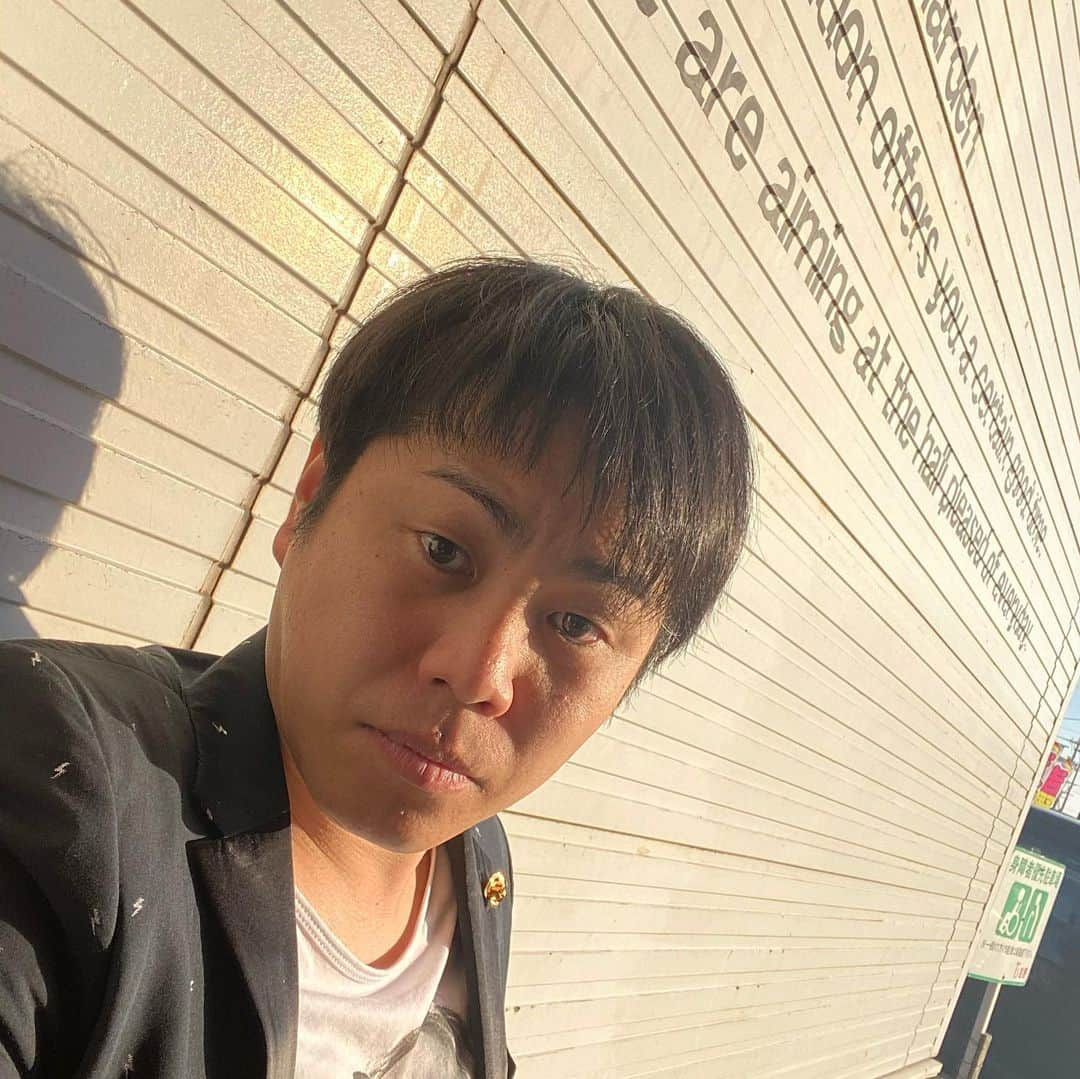 井上裕介さんのインスタグラム写真 - (井上裕介Instagram)「モデルになりきり、ポートレート使って写真撮る。 陽に当たる井上。 いかがですか！？ #NONSTYLE #ノンスタイル  #井上 #自撮り #ポジティブ #ナルシスト #どうだ #イケメン #だろ！？」12月1日 13時12分 - nonyusuke