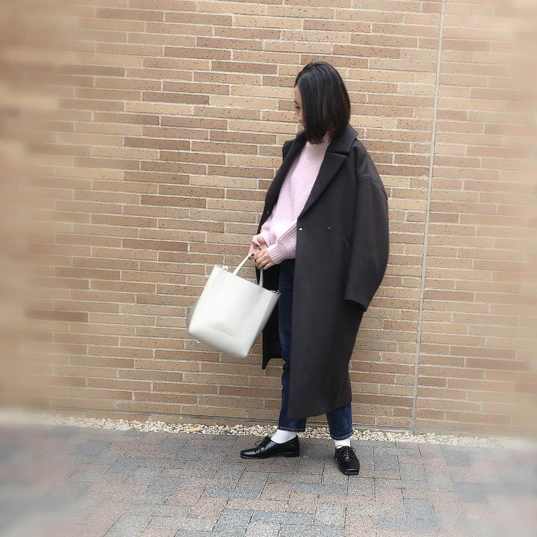よっこさんのインスタグラム写真 - (よっこInstagram)「@iena_jp のコート 初おろし。﻿ ﻿ 去年から気になっていた イエナ のコート。﻿ 今年は去年より丈が長くなったそう。﻿ サイズ選びに迷いに迷ったけどワンサイズ大きいのにしました！﻿ ﻿ お店のスタッフさんがとても親身になって一緒に選んでくれたコート。﻿ 1人だったら間違った買い物をしていたかも。﻿ 若い頃は接客されるのがすごく苦手だったけど心地良い接客を求めてしまうようになりました♡﻿ ﻿ 接客って本当に大事。﻿ ﻿ コートなんて大きな買い物だからその冬を快適に過ごせるか過ごせないか…少し大袈裟だけどそう言う問題だったり。﻿ 納得したお買い物がしたいですよね。﻿ ﻿ アパレルを通販でやっている身として…﻿ 直接 アドバイスをしたりは出来ないけど改めてインスタやブログでの伝え方って大事だな〜〜なんて思ってしまいましたーーー。﻿ ﻿ なのでなるべくコメントでの相談には答えて行きたいと思っています(^^)﻿ ﻿  3枚目は次女に荷物持たされて  え？  ってなってる図。 ﻿ ﻿ ﻿ #今日のコーデ #ママコーデ #ママコーディネート #ママファッション #アラフォーコーデ #アラフォーママ #姉妹ママ #ももよっこ #jointspace #大人コーデ #大人カジュアルコーデ #オトナ女子 #オトナカジュアル #155cmコーデ #154cmコーデ」12月1日 13時13分 - nanayokko