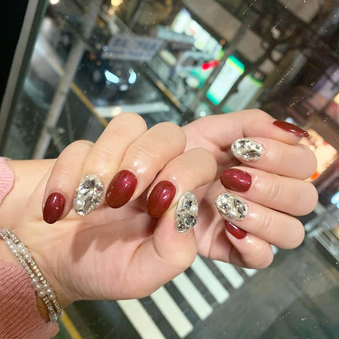 RUBY&ONYX by Kanako Miuraのインスタグラム：「クリスマス🎄🎄 ・ ・ 12/2 14:00〜.15:00〜.16:00〜 17:00〜.18:00〜 12/3 17:00〜.17:30〜.18:00〜 12/4 14:30〜 12/5 14:00〜17:00〜18:00〜  ご案内可能です🥰  そのほかのお時間もお問い合わせください💫  お子様もお隣に座れるルームや個室もございます💡 ・ ・ 🌿月額制もやってます🌿 ○プレミアム会員(ハンド&フット)¥29,800(税抜)・ ○ハンドレギュラー会員¥14,800(税抜)・ ○フットレギュラー会員¥14,800(税抜)・ ・ それぞれ全てのメニューが月に何度でもご利用頂けます。  ご予約、お問い合わせはDMまたは 0354595882 LINE ID：@ rubynail までお気軽にどうぞ💫  #daikanyama#nailsalon#nail#gelnail#rubyandonyx#handnail#mode#cool#studs#menscare#ART#autumnnails#メンズネイル#メンズケア#定額制ネイル#通い放題#ジェルネイル#ネイル#ノーサンディング#ショートネイル#代官山ネイルサロン#トレンドネイル#冬ネイル」