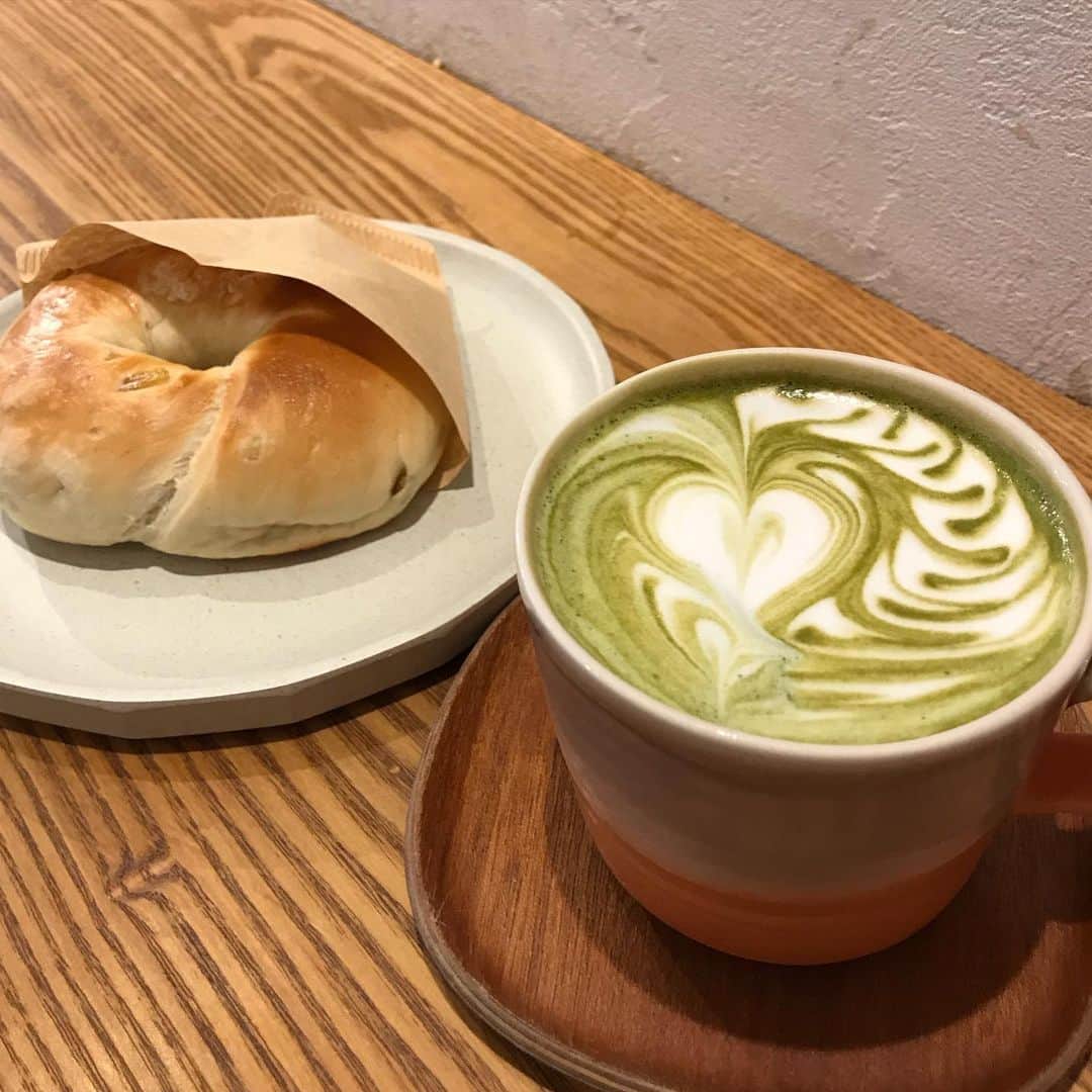 キャシー・リードさんのインスタグラム写真 - (キャシー・リードInstagram)「抹茶🍵エスプレッソ☕️ラテ Matcha Espresso Latte & レモン🍋塩🧂ベーグル🥯 Lemon Salt Bagel❣️🙌 美味しい❣️Yum❣️#Kyoto #sundayfunday☀️ @kurasu.kyoto」12月1日 13時19分 - cmr2070